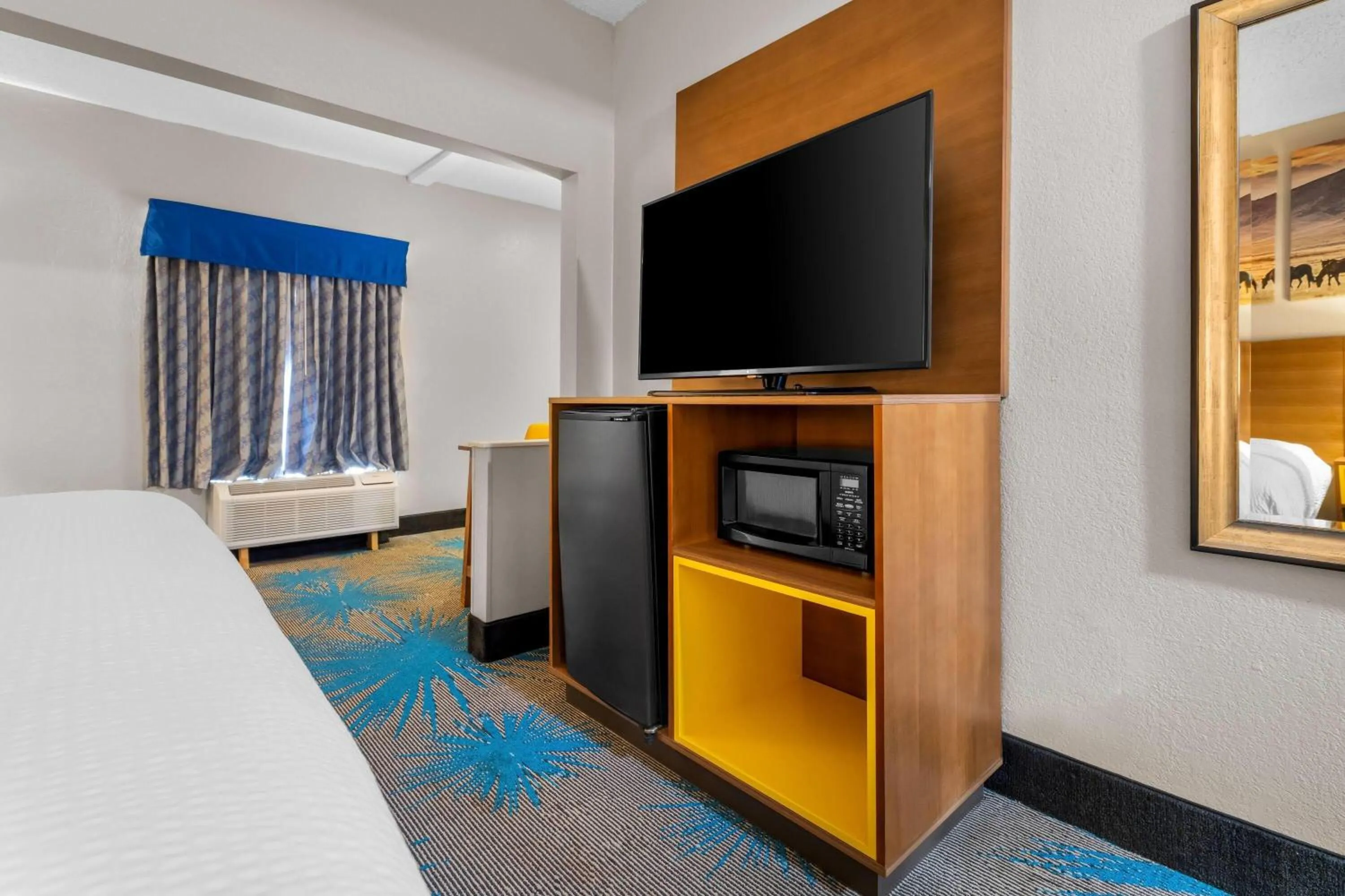 Bath, Bed in Days Inn & Suites by Wyndham Ridgeland