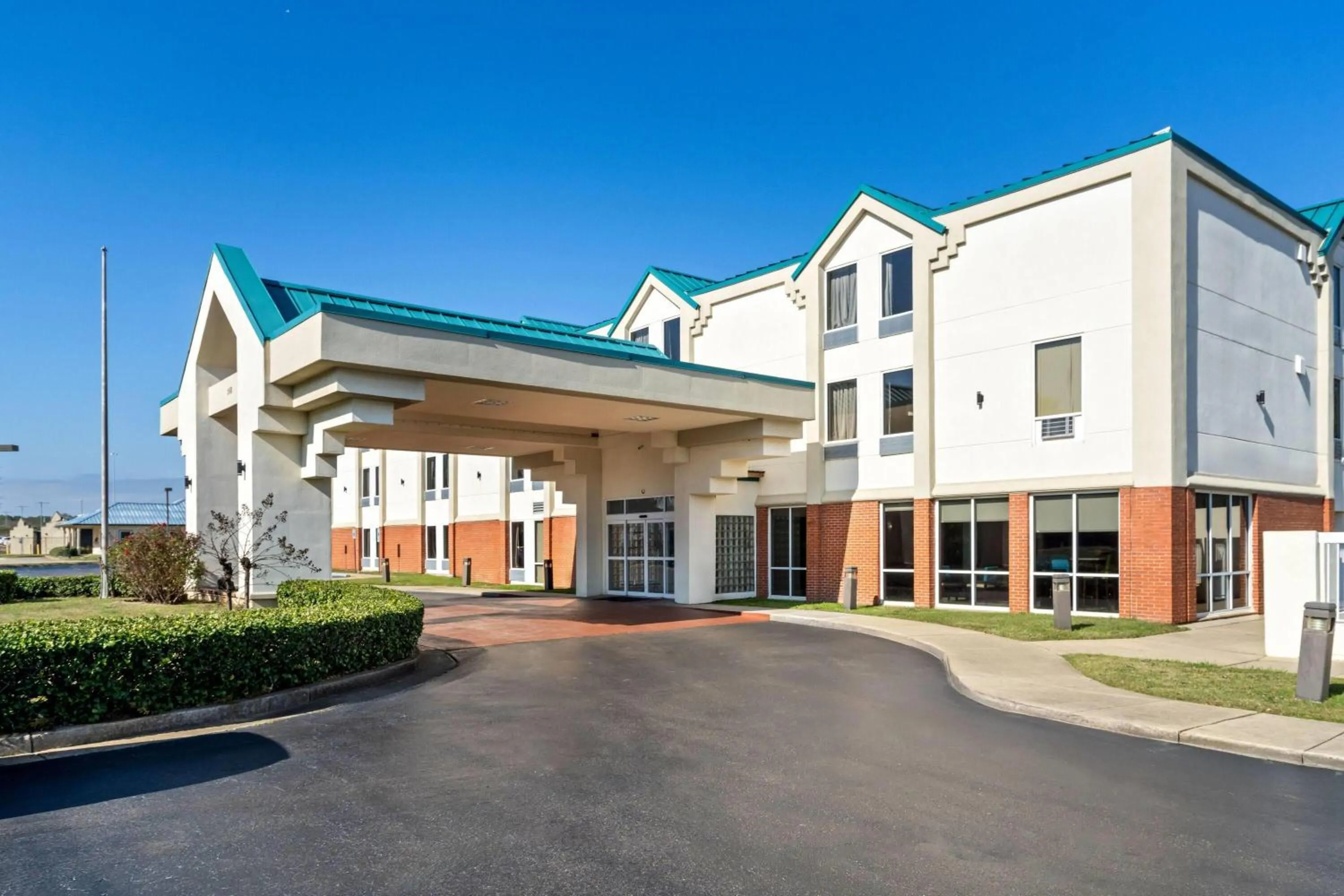 Property building in Days Inn & Suites by Wyndham Ridgeland