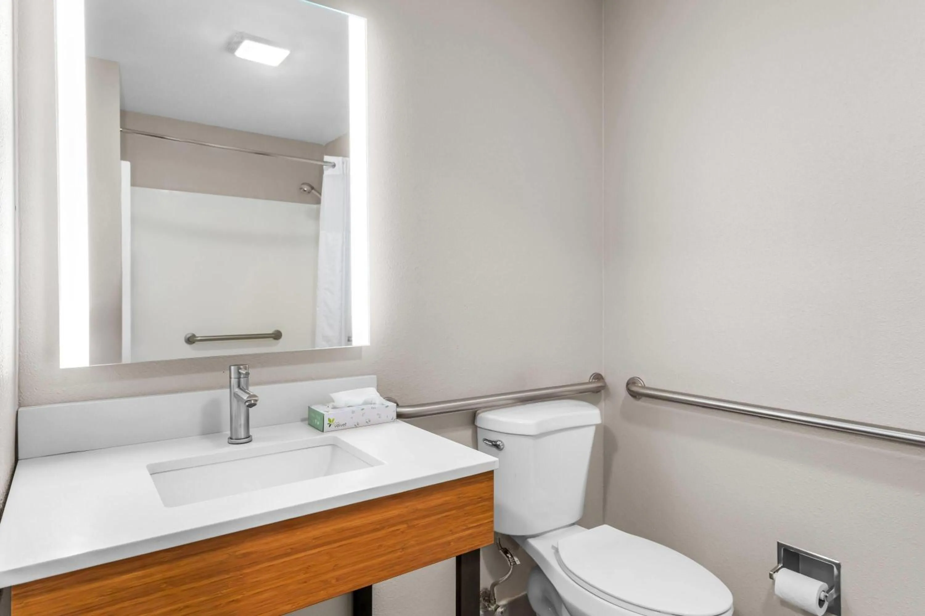 Bathroom in Days Inn & Suites by Wyndham Ridgeland