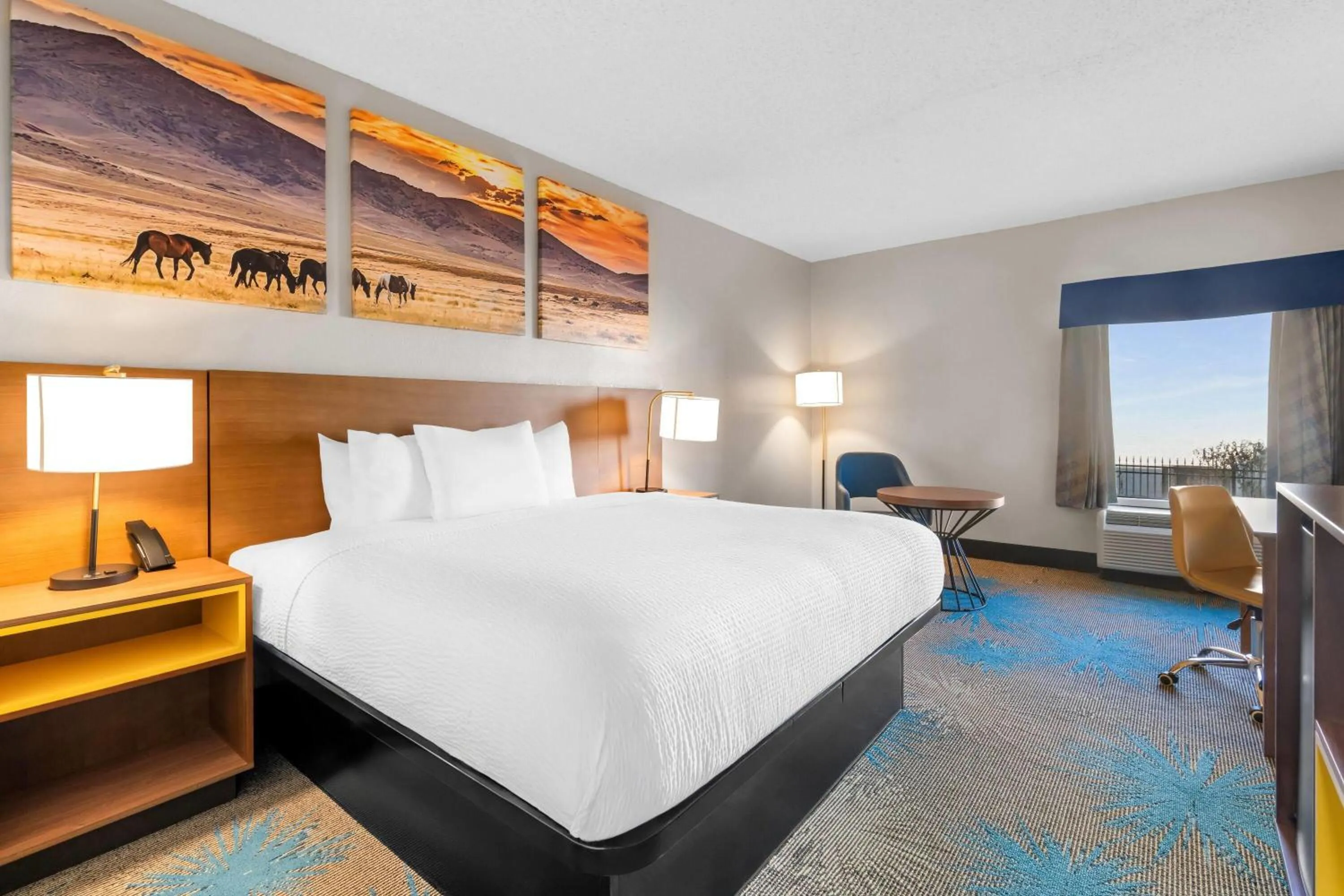 Bed in Days Inn & Suites by Wyndham Ridgeland