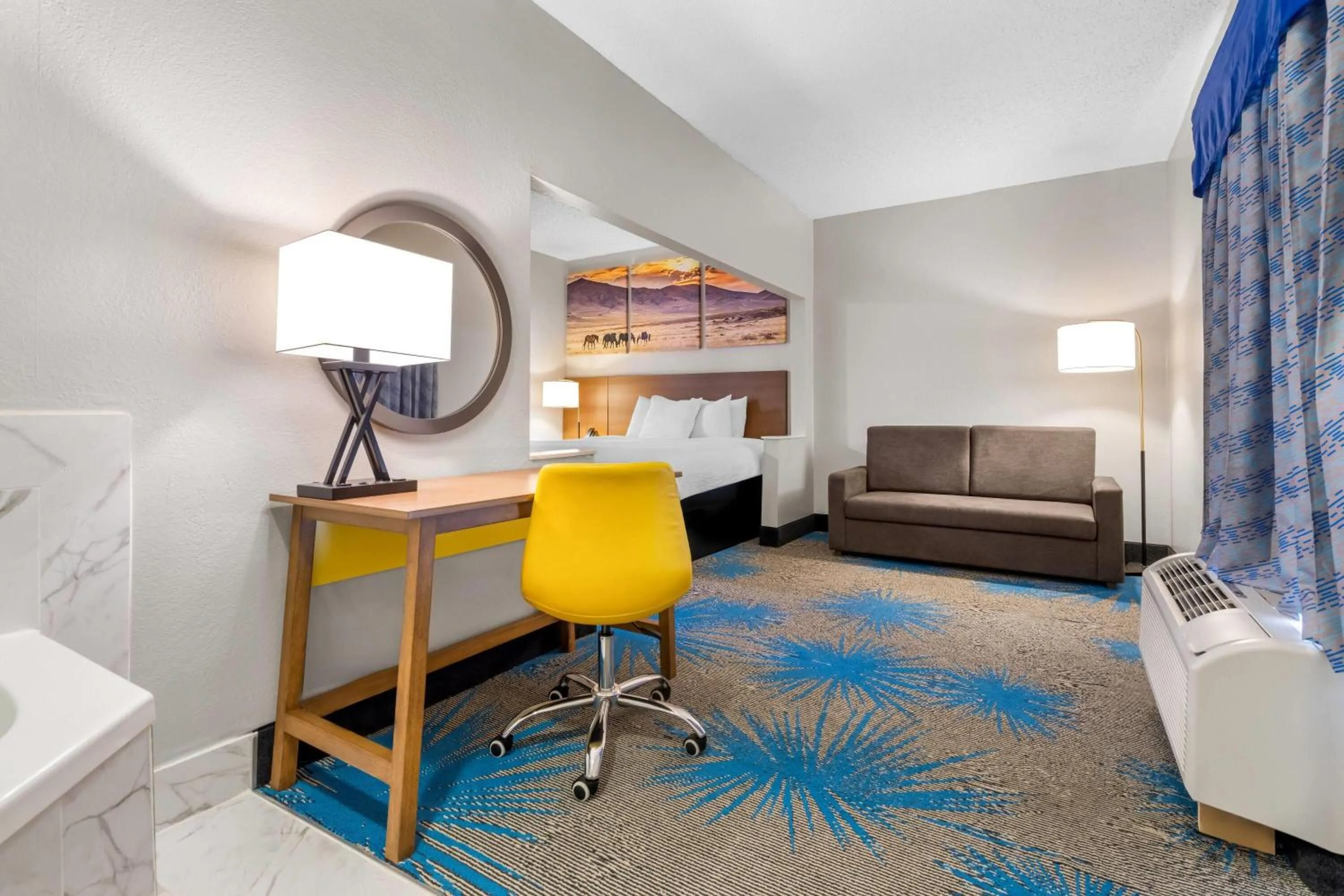 Bath, Bed in Days Inn & Suites by Wyndham Ridgeland