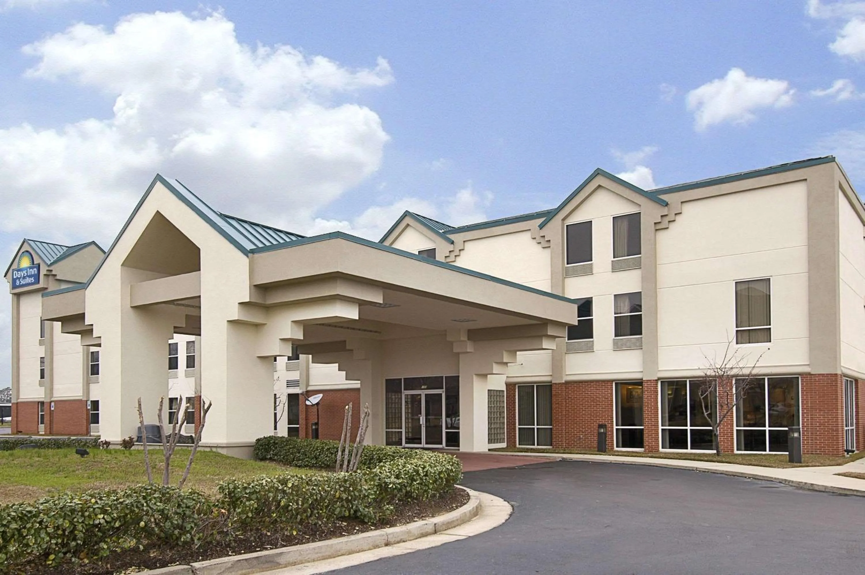 Property building in Days Inn & Suites by Wyndham Ridgeland