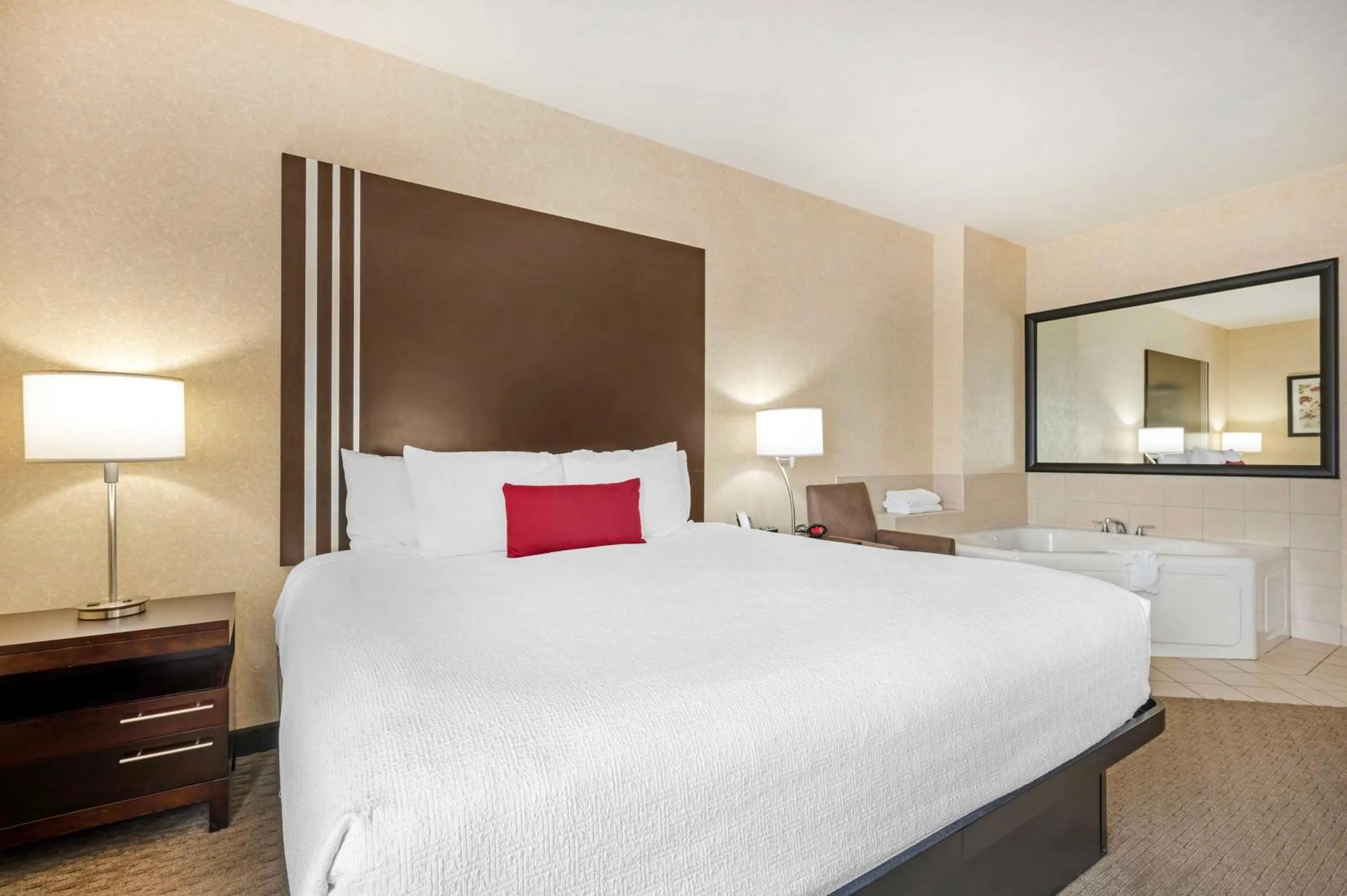 Bedroom, Bed in Best Western Plus Howe Inn