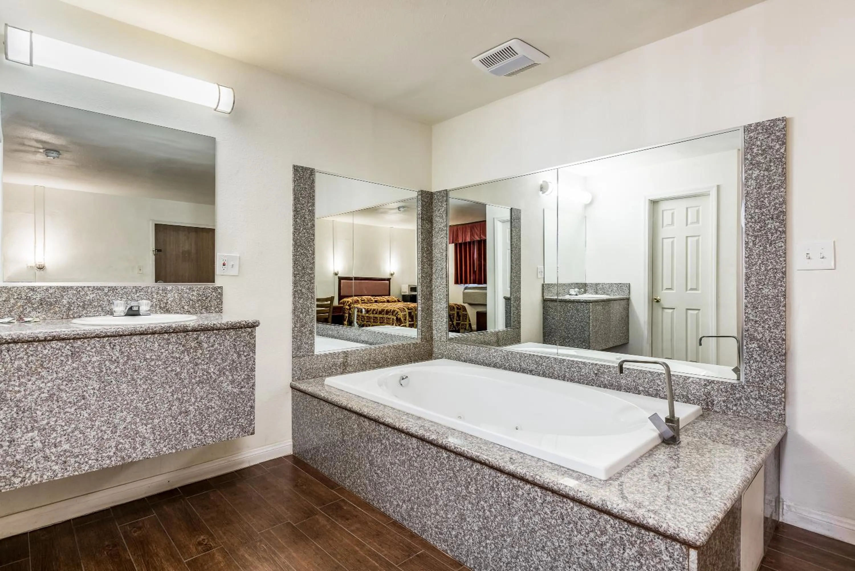 Bathroom in Colonial Pool & Spa Motel