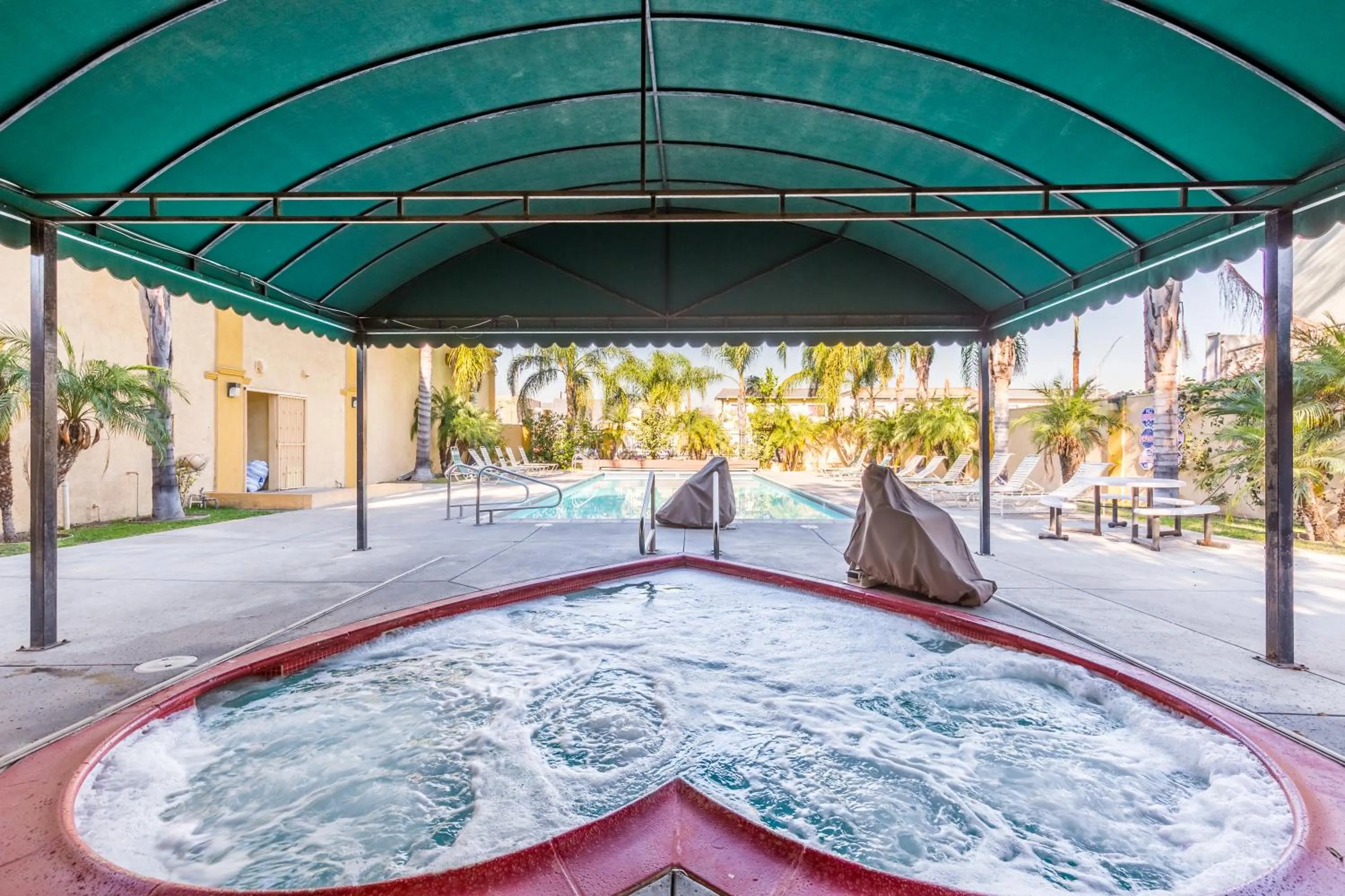 Swimming Pool in Colonial Pool & Spa Motel
