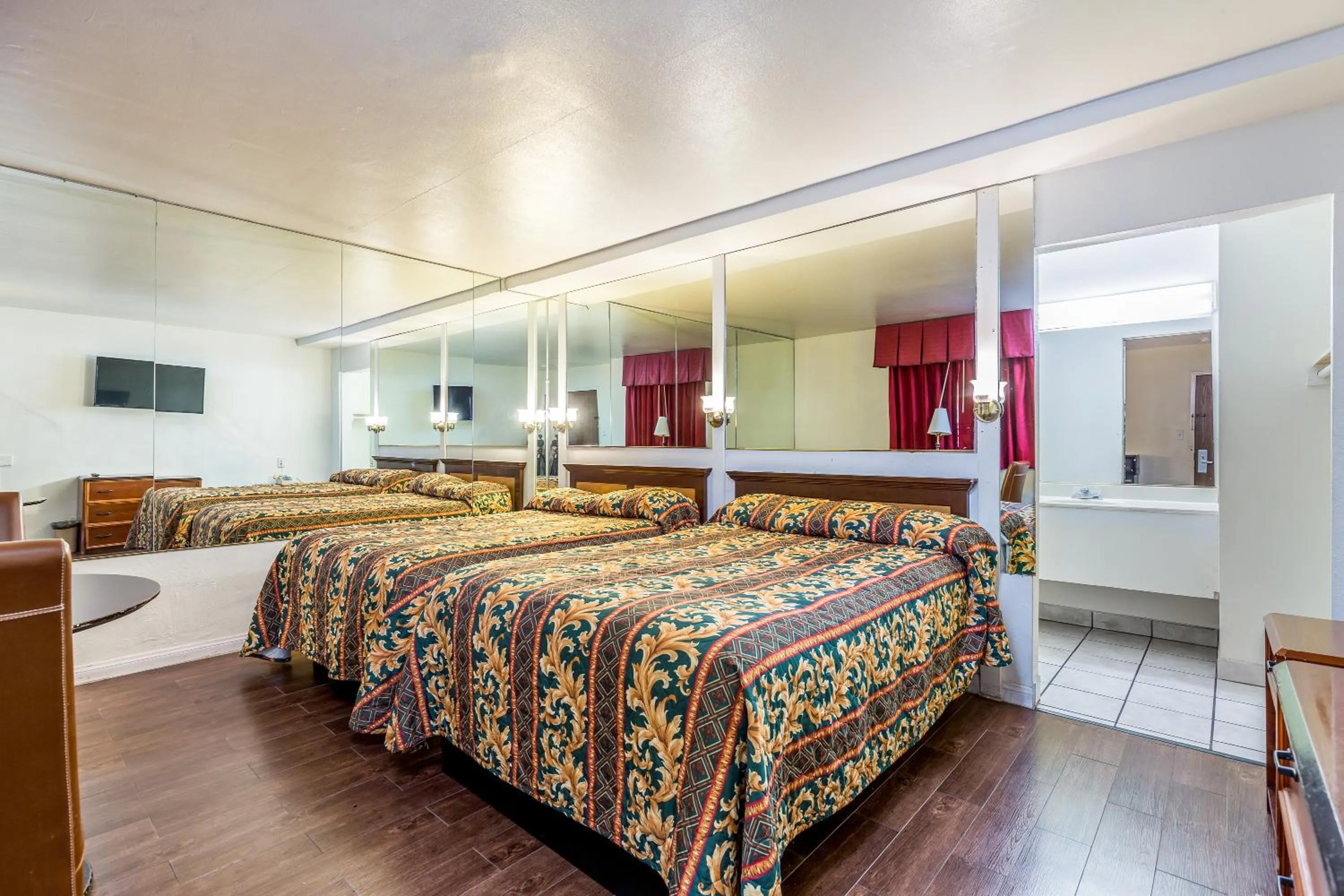 Colonial Pool & Spa Motel