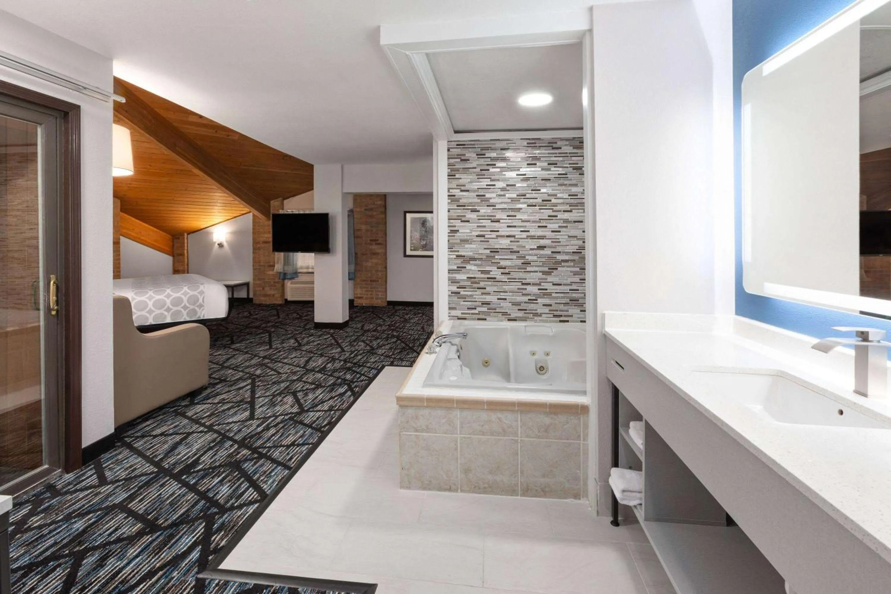 Bath, Bed in Baymont by Wyndham Warrenton