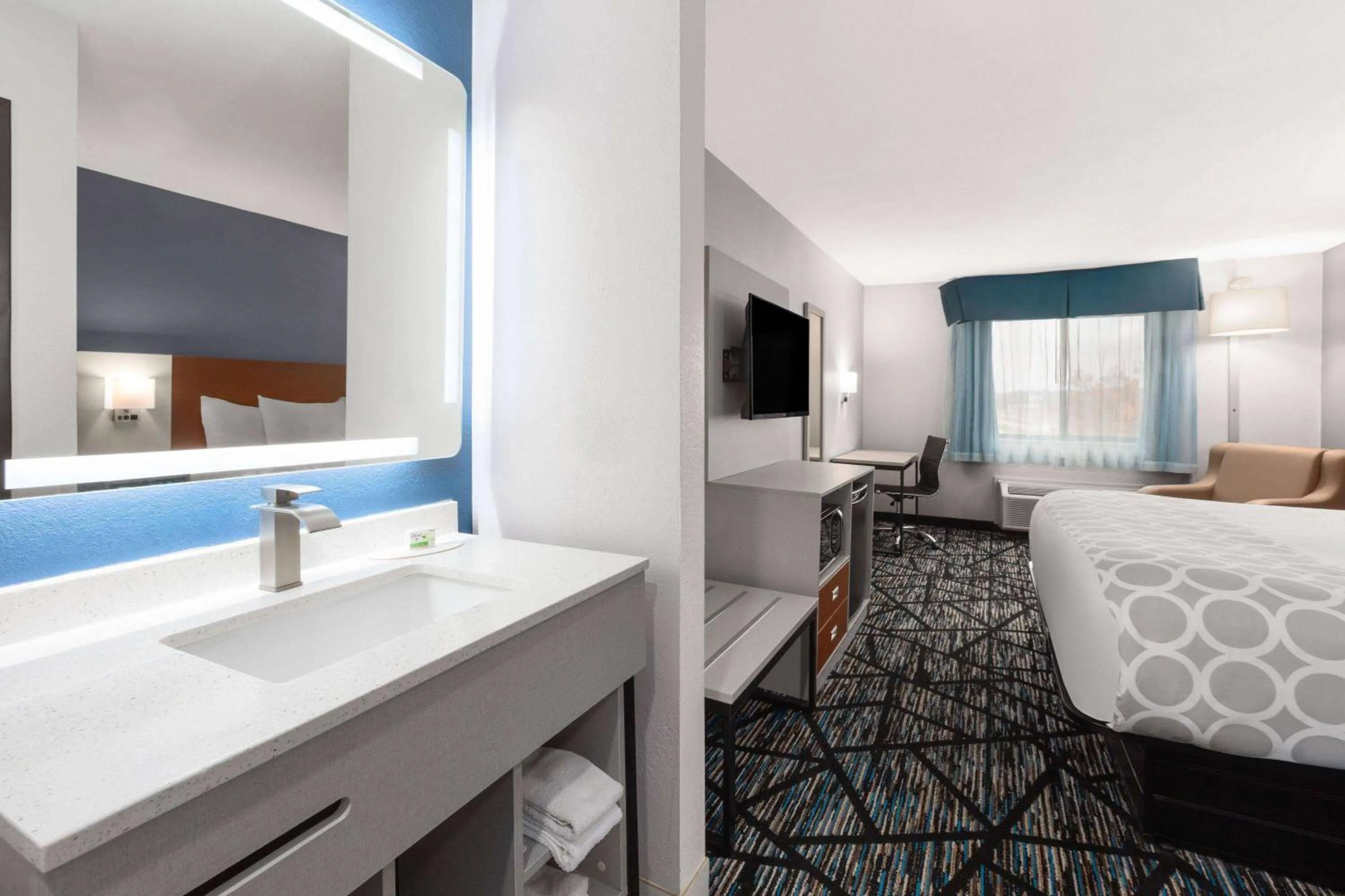 Photo of the whole room, Bed in Baymont by Wyndham Warrenton