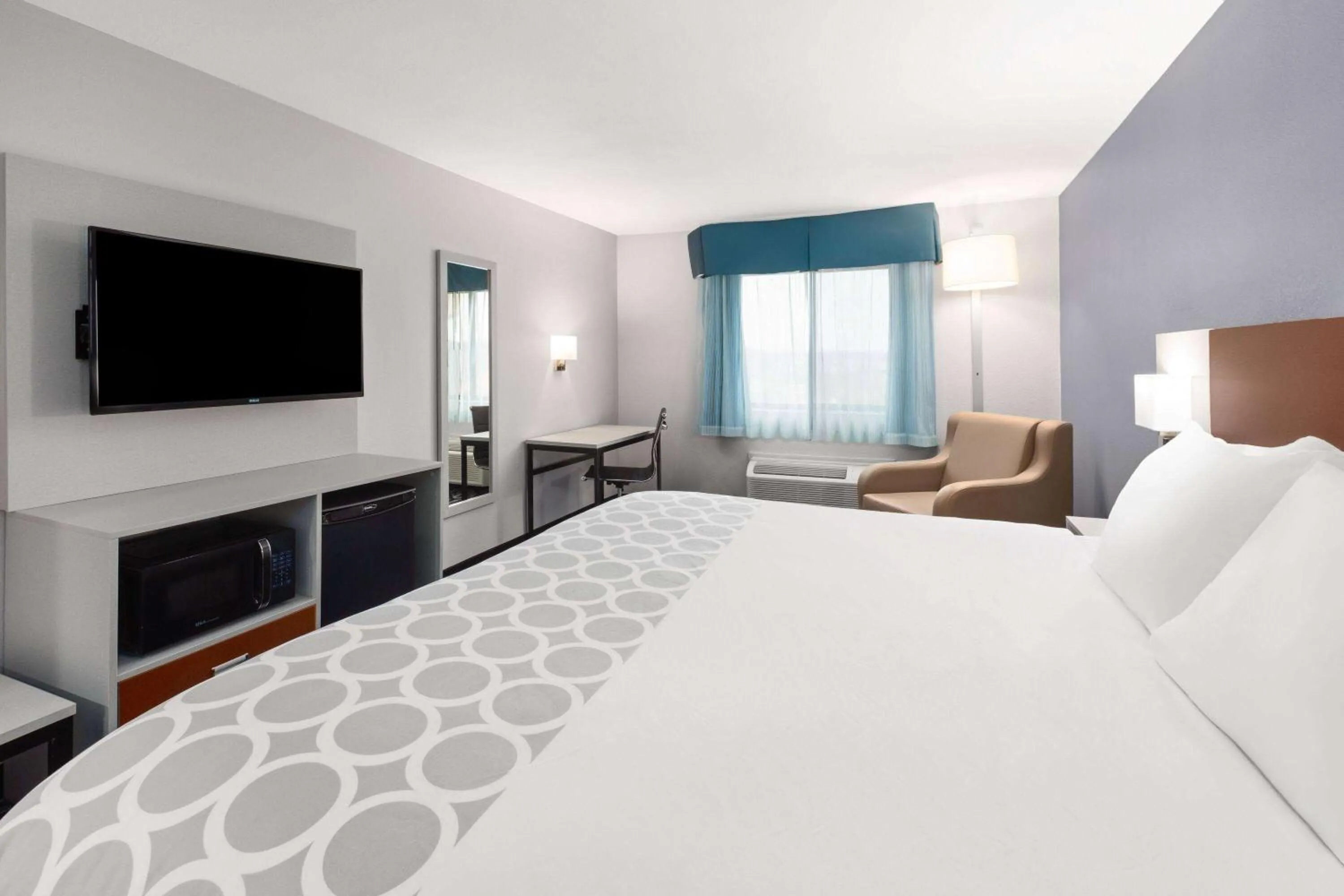 Photo of the whole room, Bed in Baymont by Wyndham Warrenton