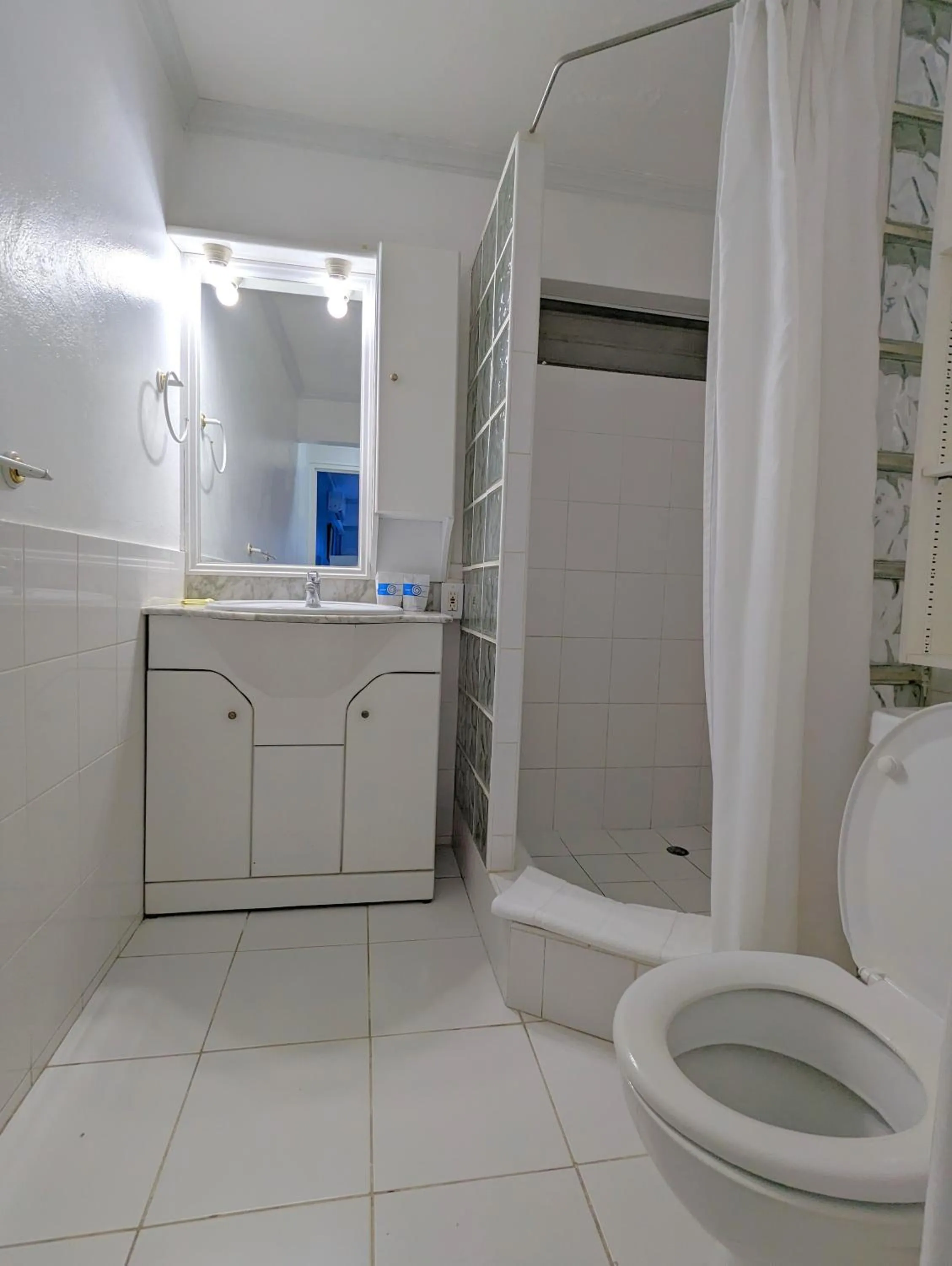 Bathroom in Pirate's Inn