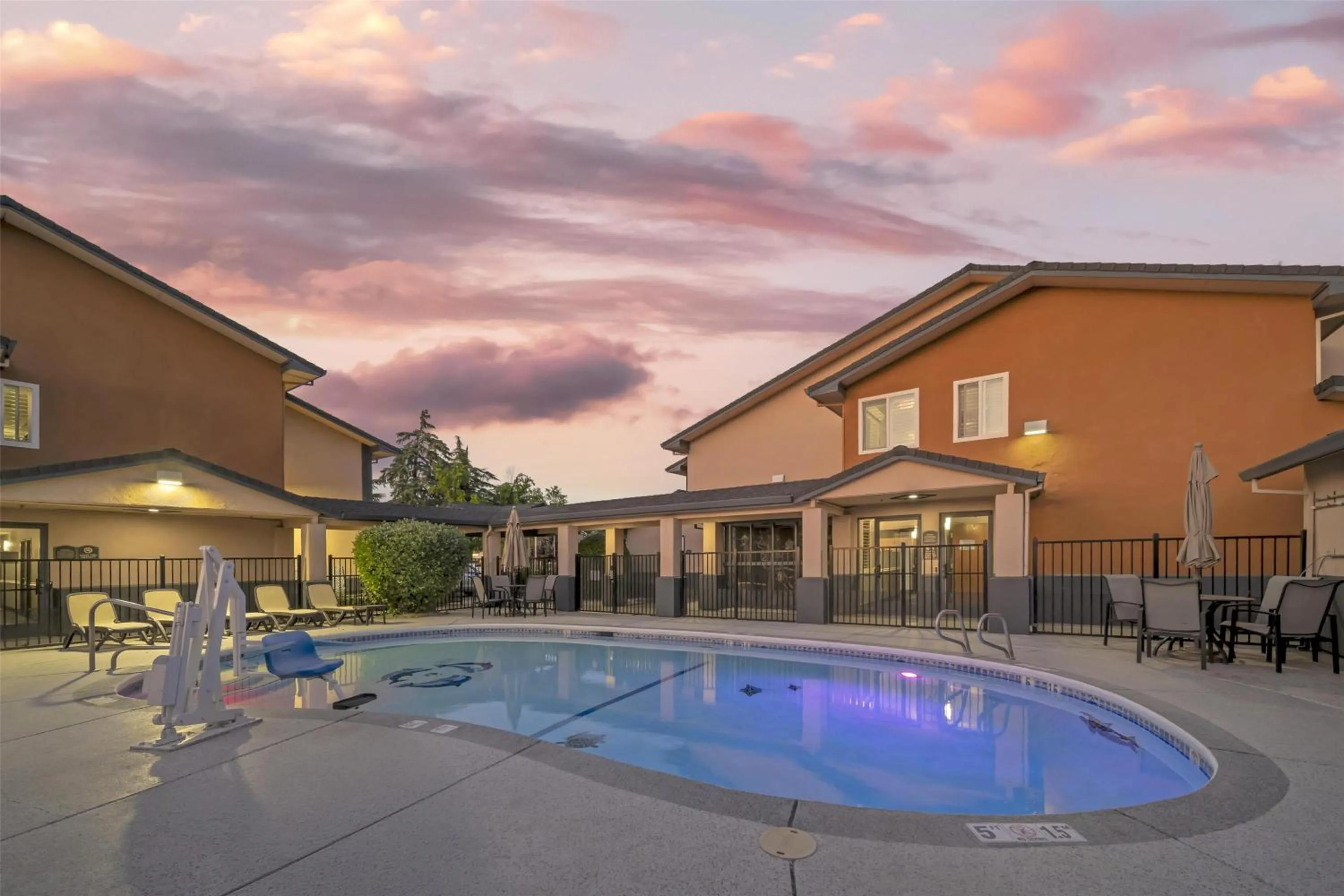 Pool view in Best Western Antelope Inn & Suites