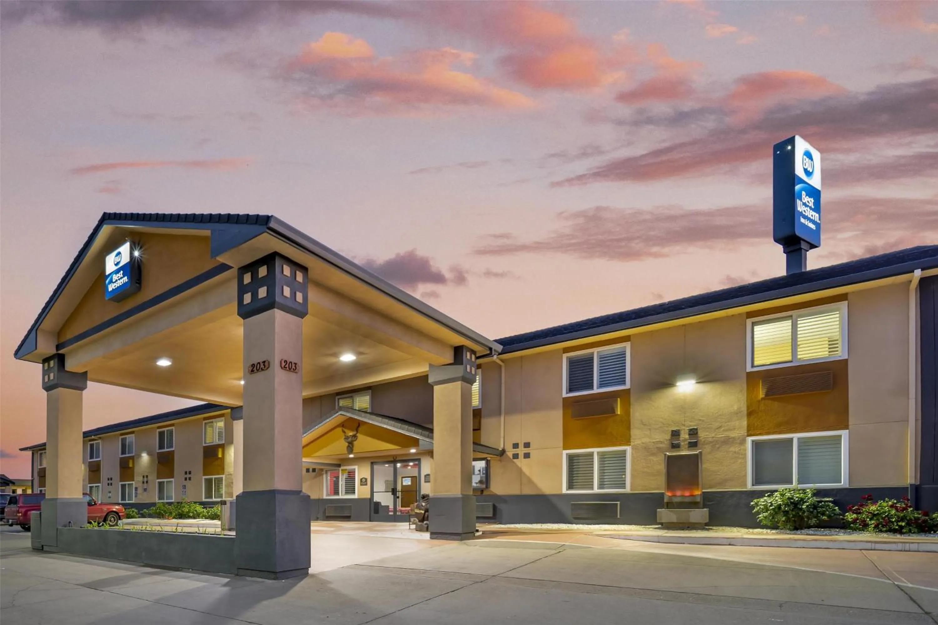 Property building in Best Western Antelope Inn & Suites