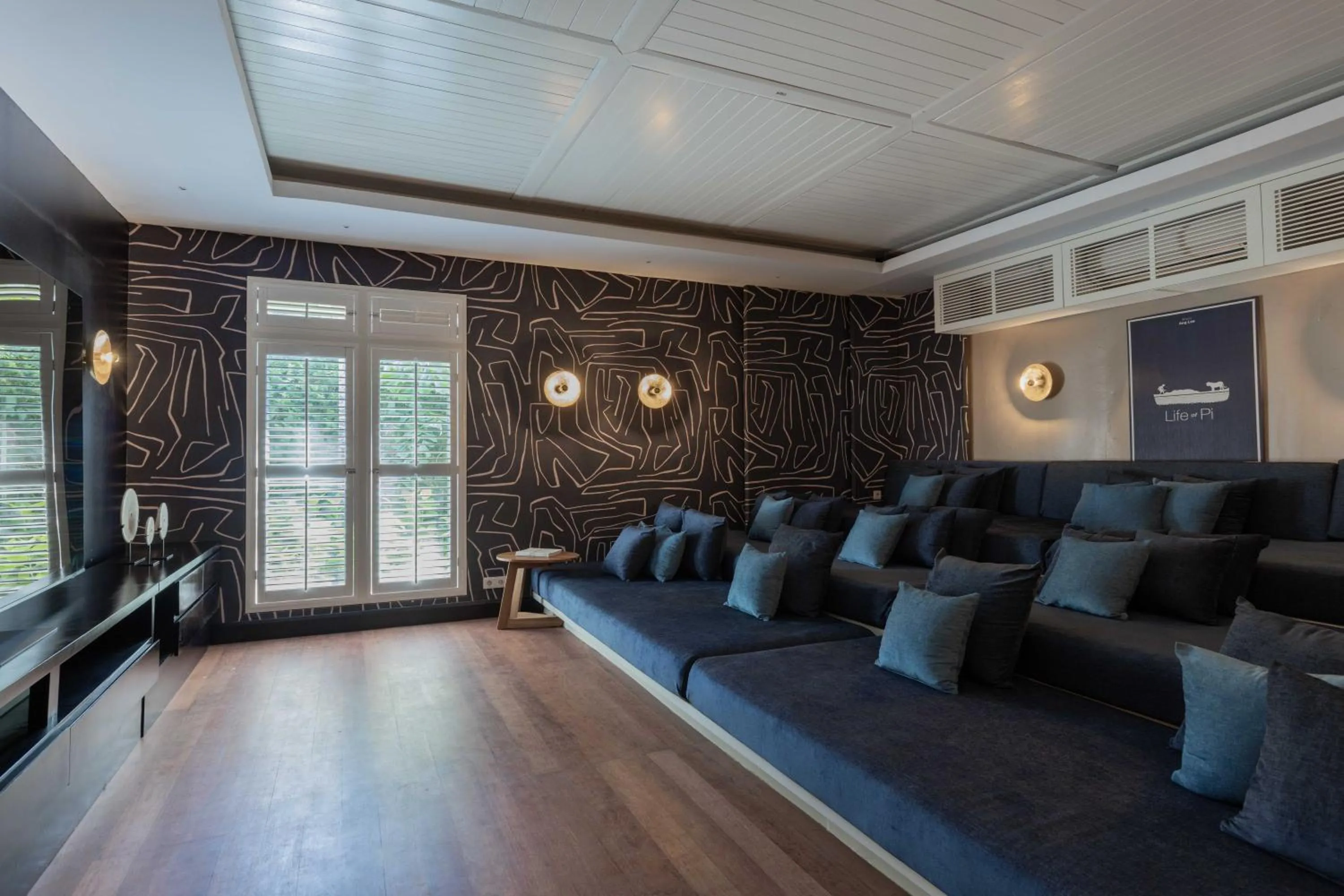 Communal lounge/ TV room in The Ungasan Clifftop Resort