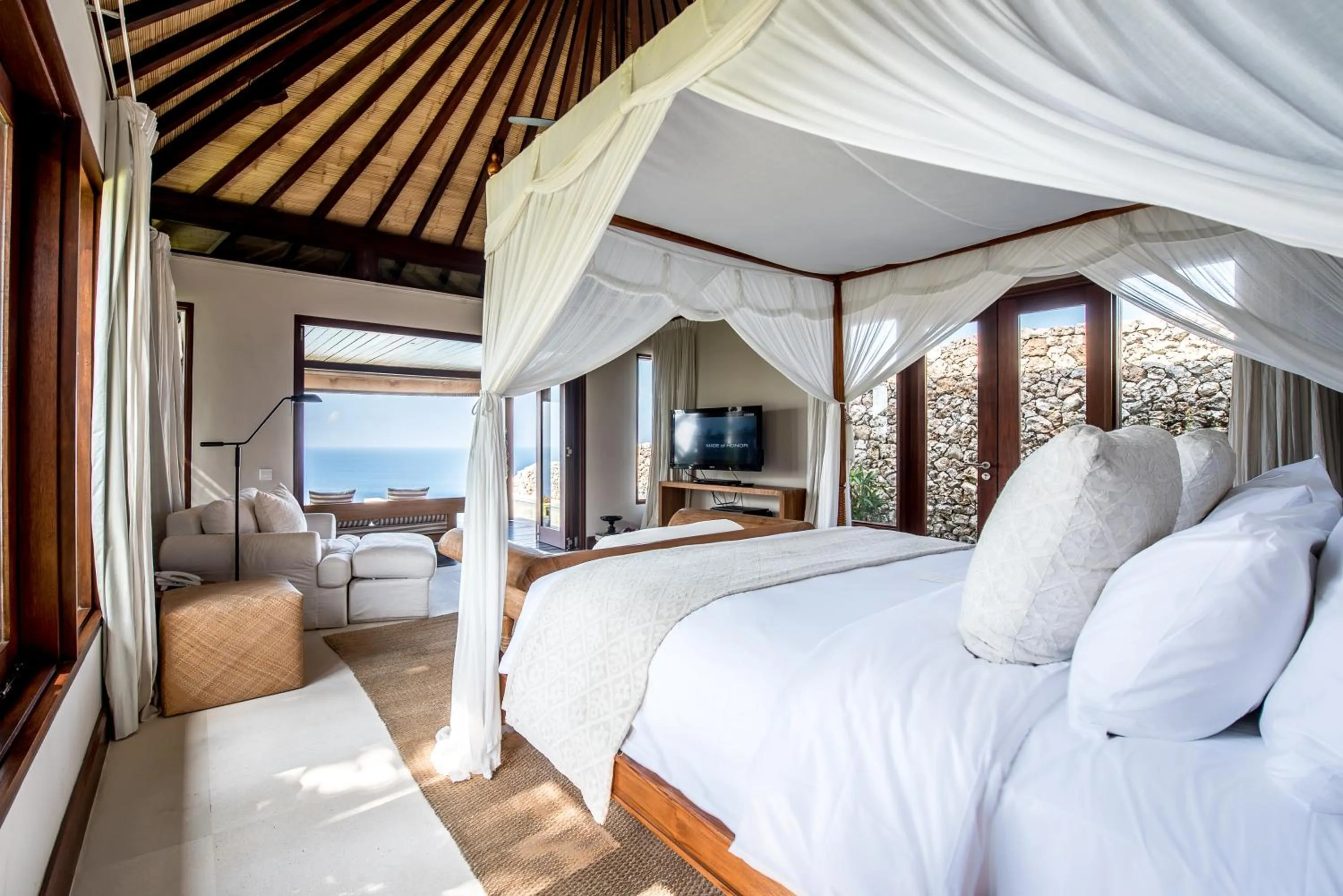 Bed in The Ungasan Clifftop Resort