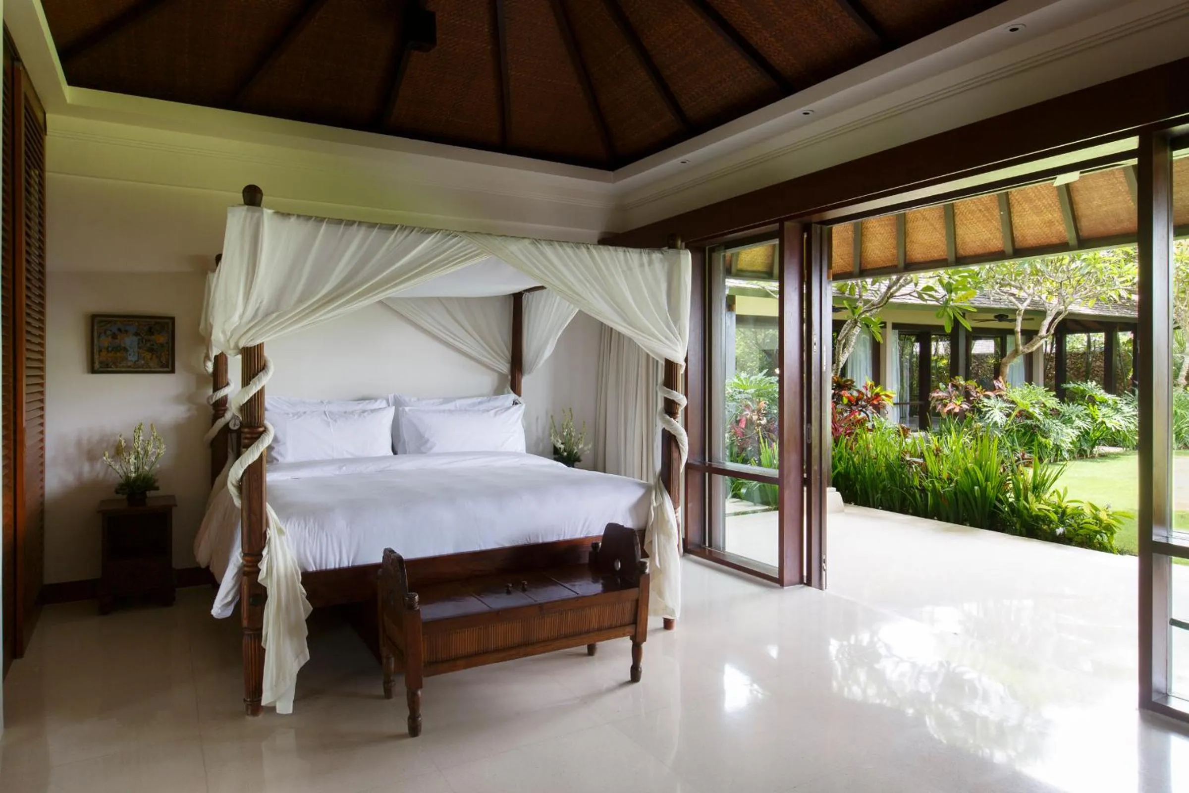 Bed in The Ungasan Clifftop Resort
