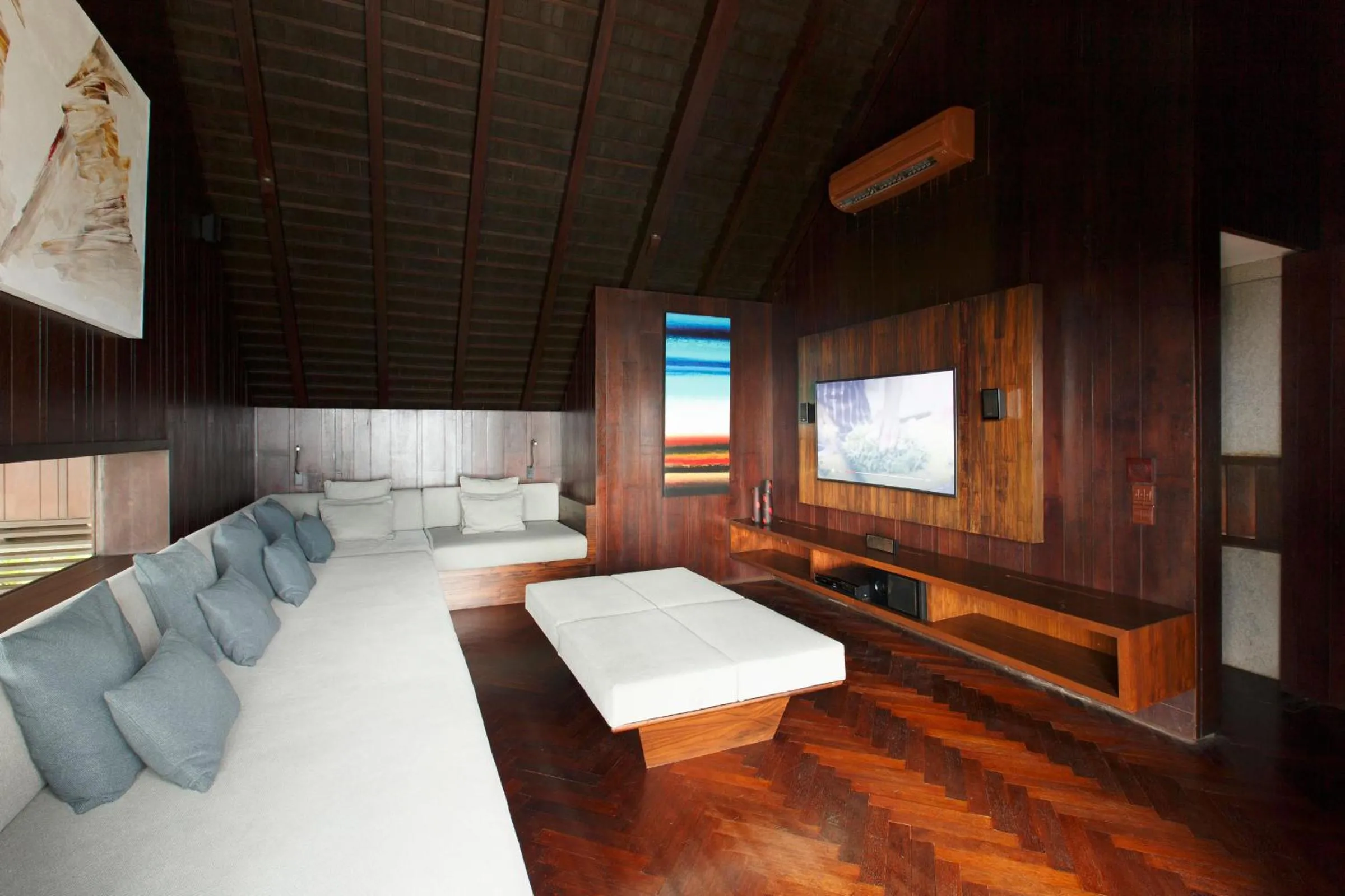 Communal lounge/ TV room, Bed in The Ungasan Clifftop Resort