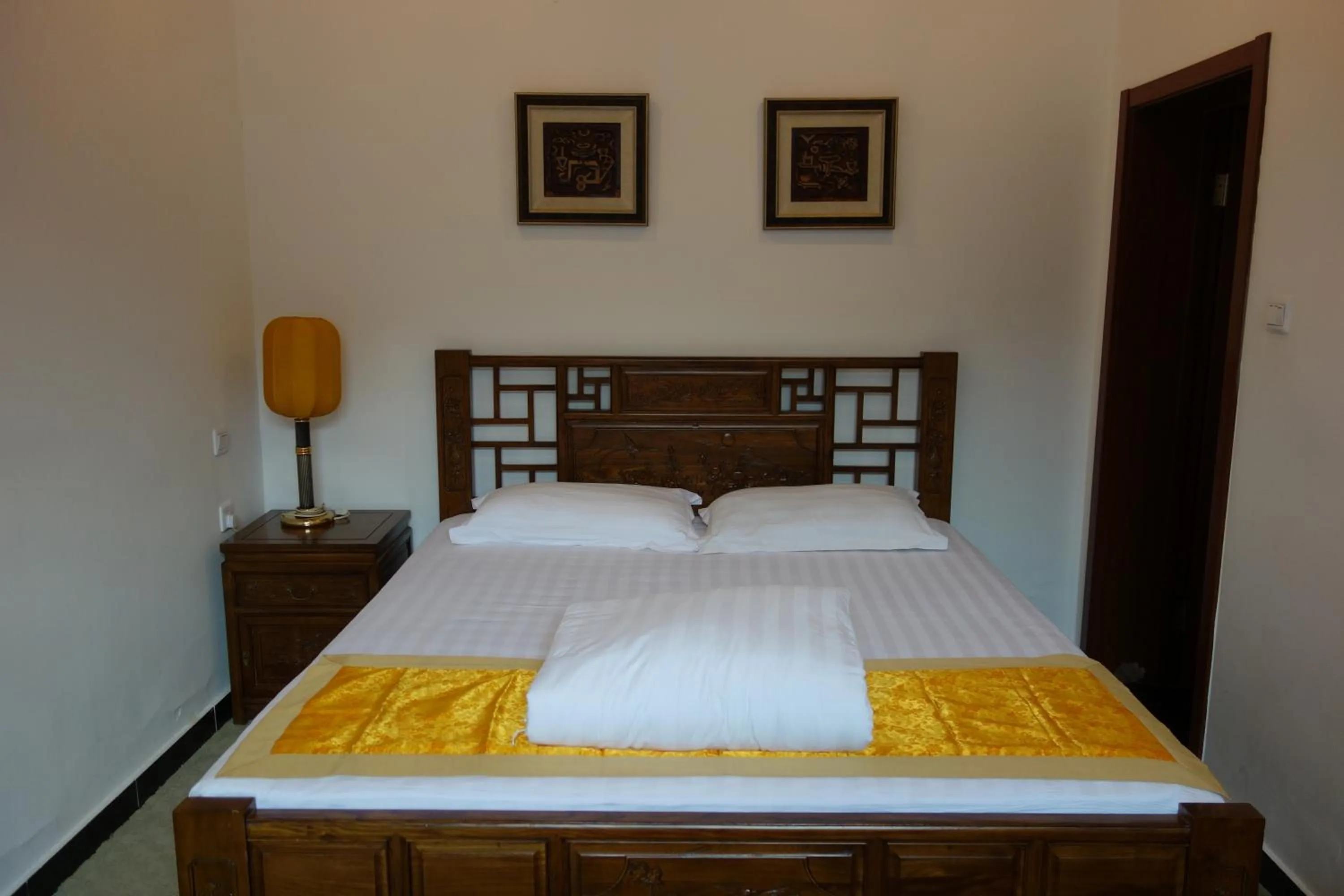 Bed in Ming Courtyard