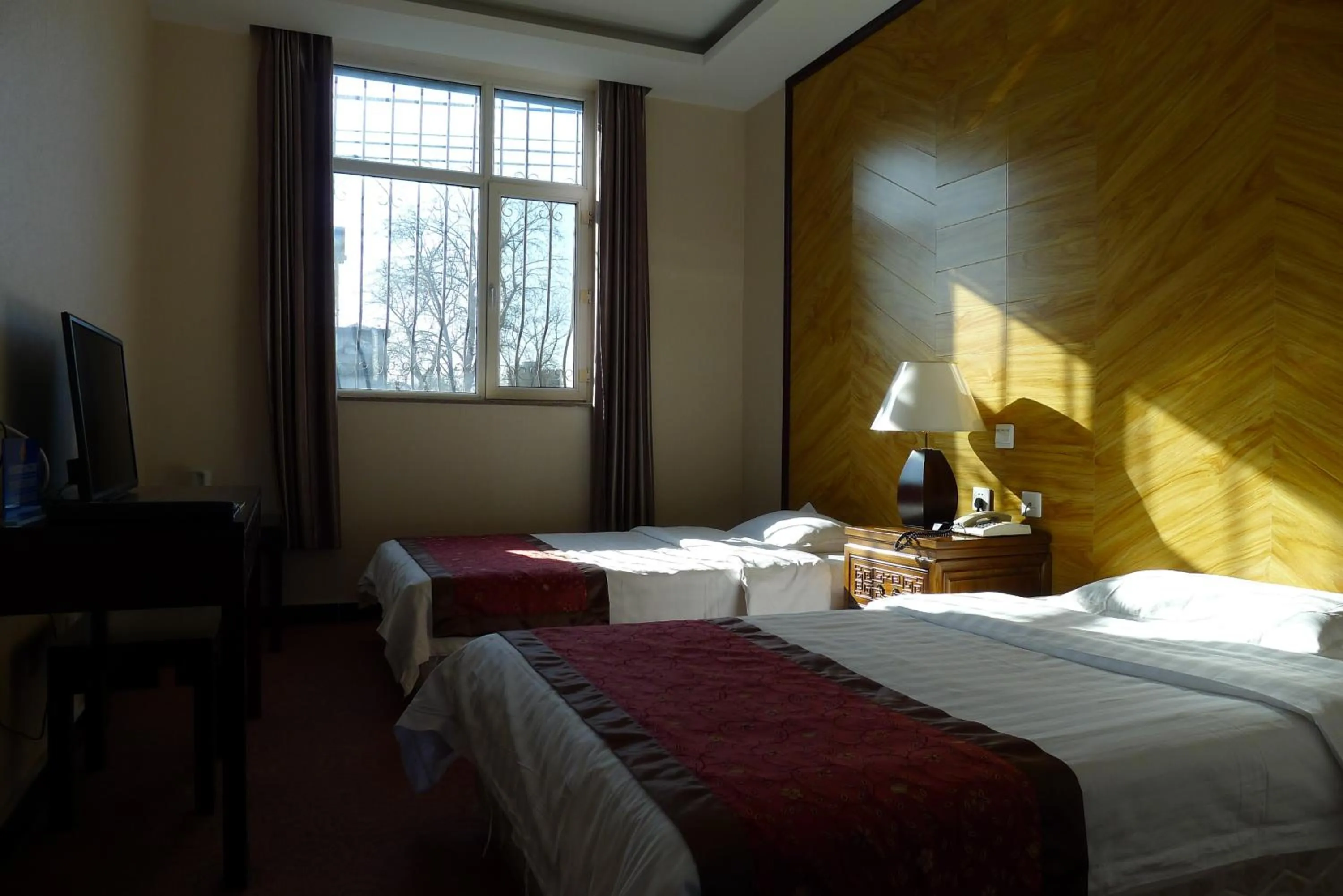 Bed in Ming Courtyard