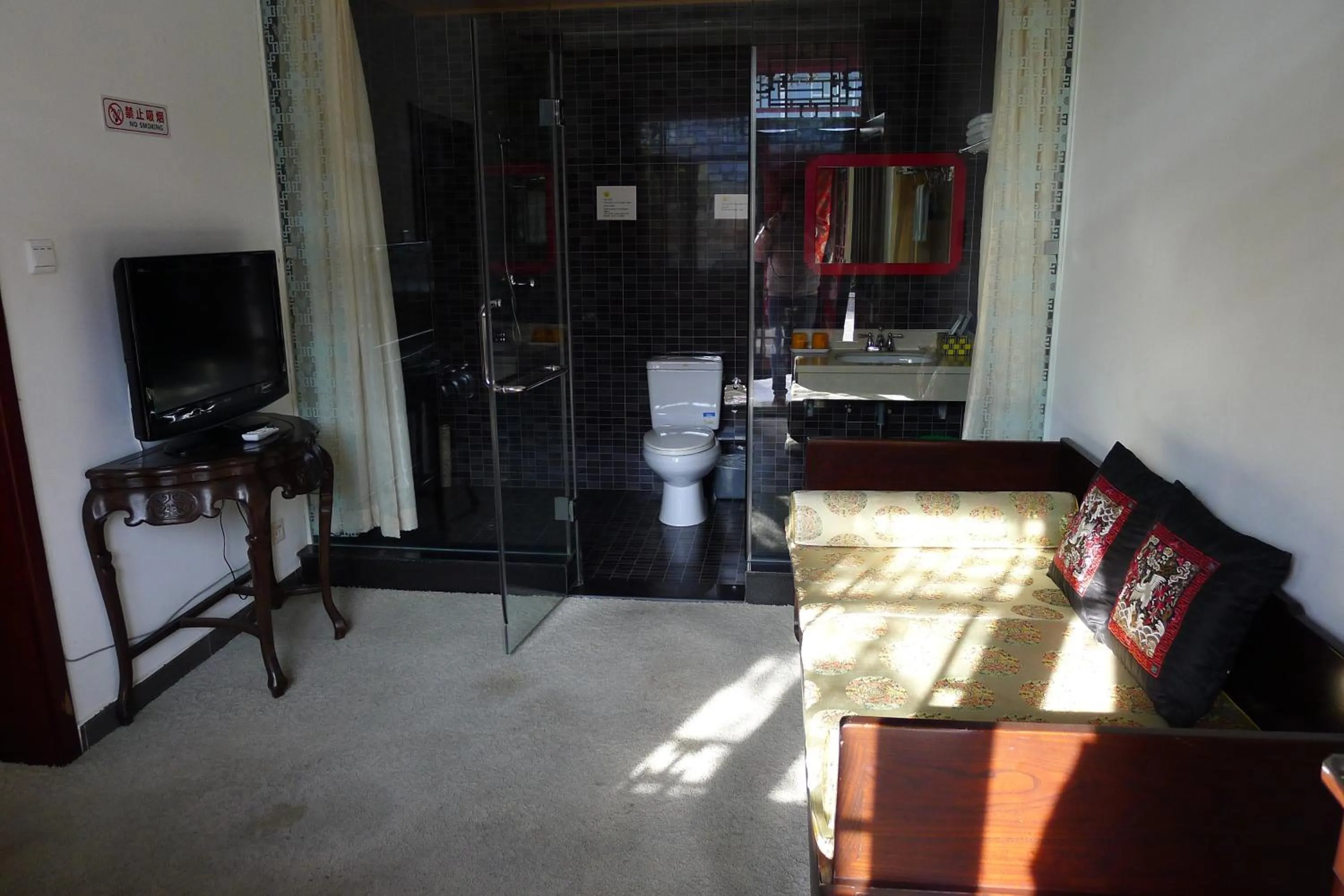 Communal lounge/ TV room, TV/Entertainment Center in Ming Courtyard