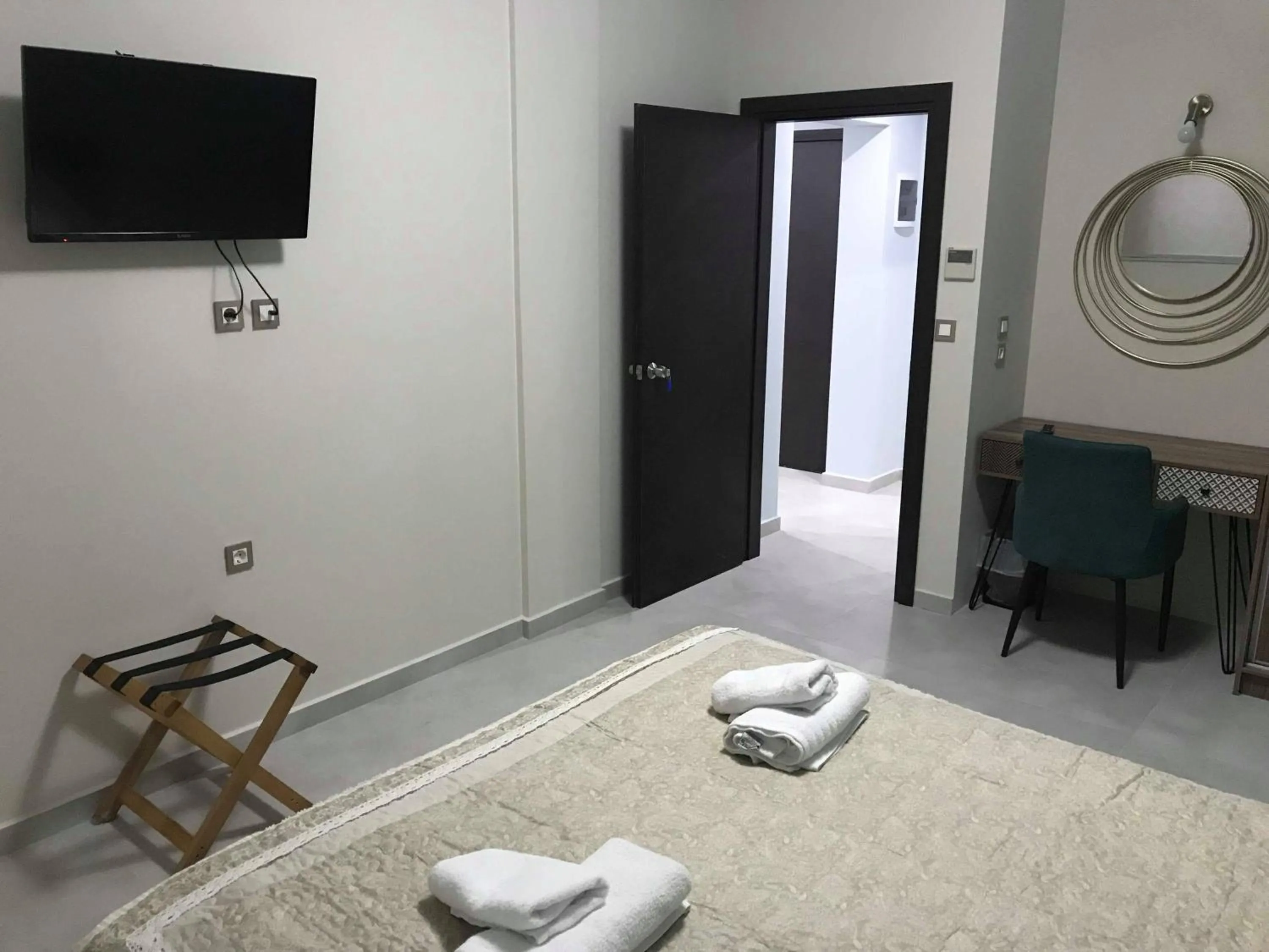 TV and multimedia, Bed in Aenaon Rooms