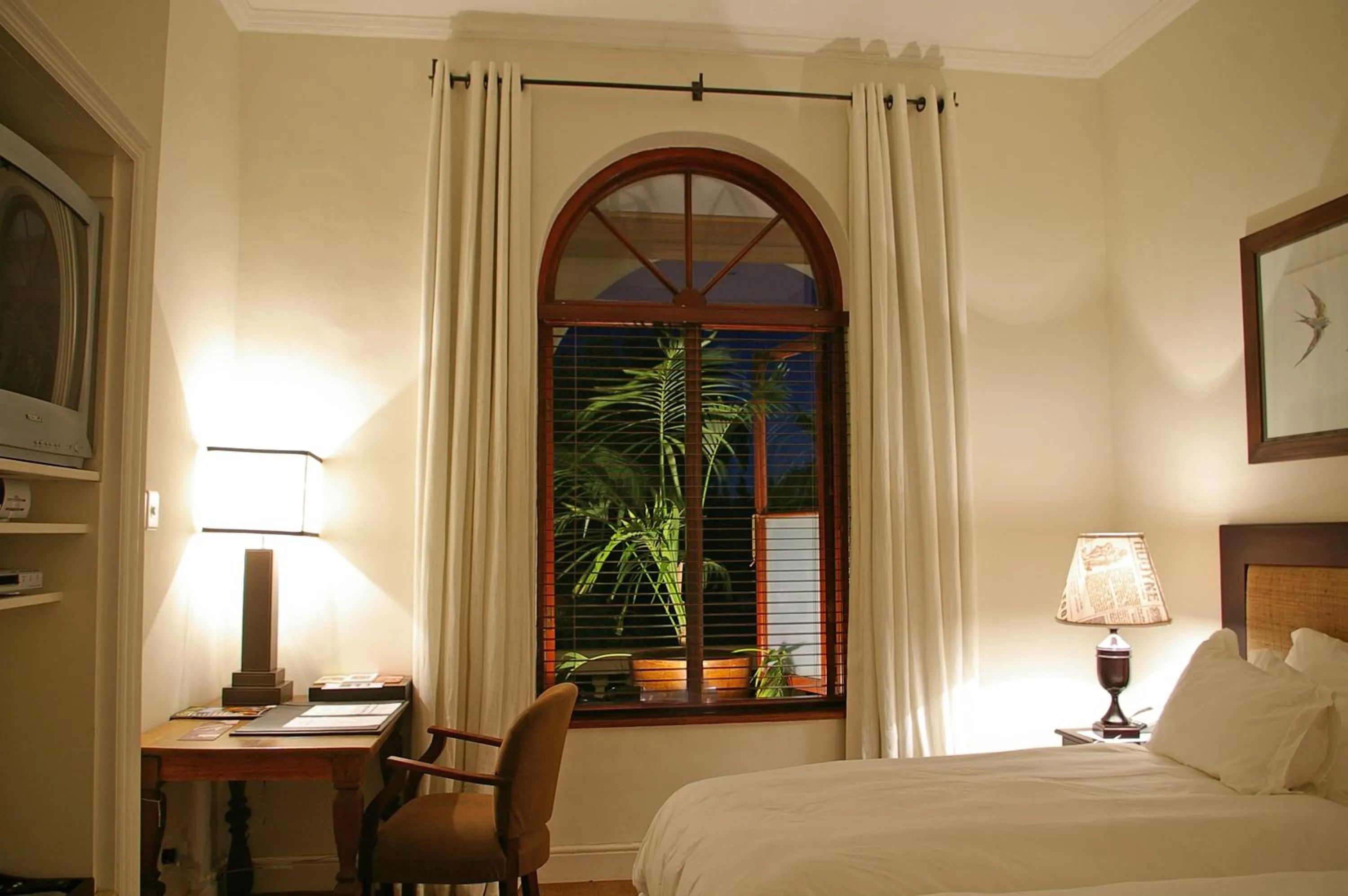 Bedroom, Bed in The Royal Hotel