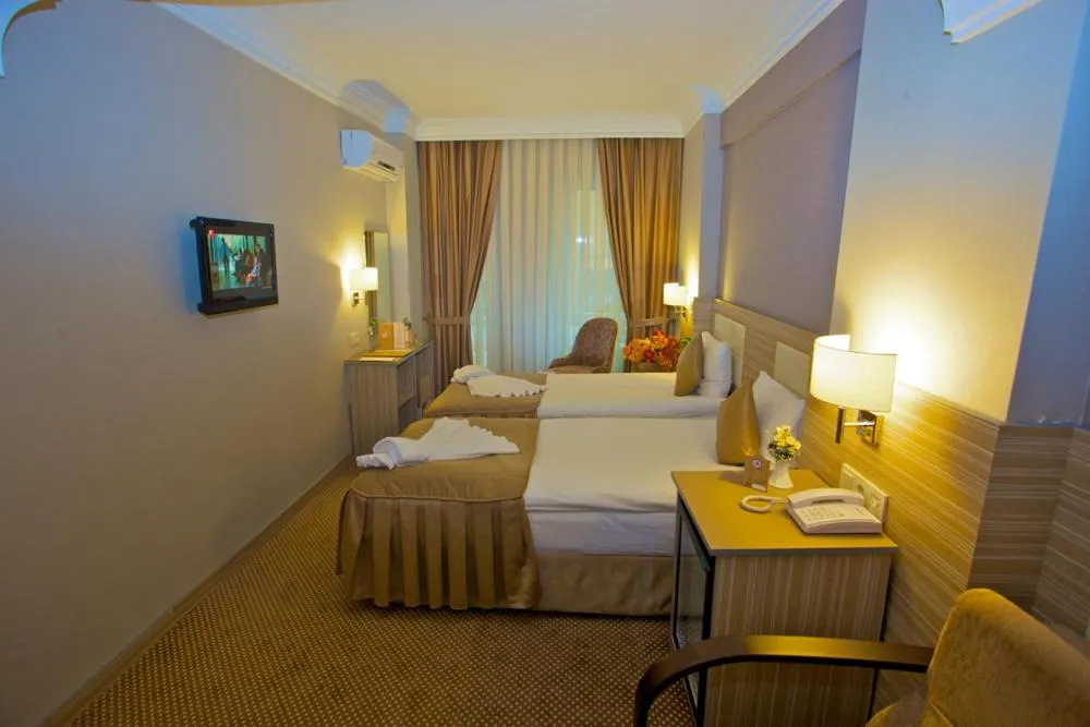 Photo of the whole room, Bed in Laleli Emin Hotel