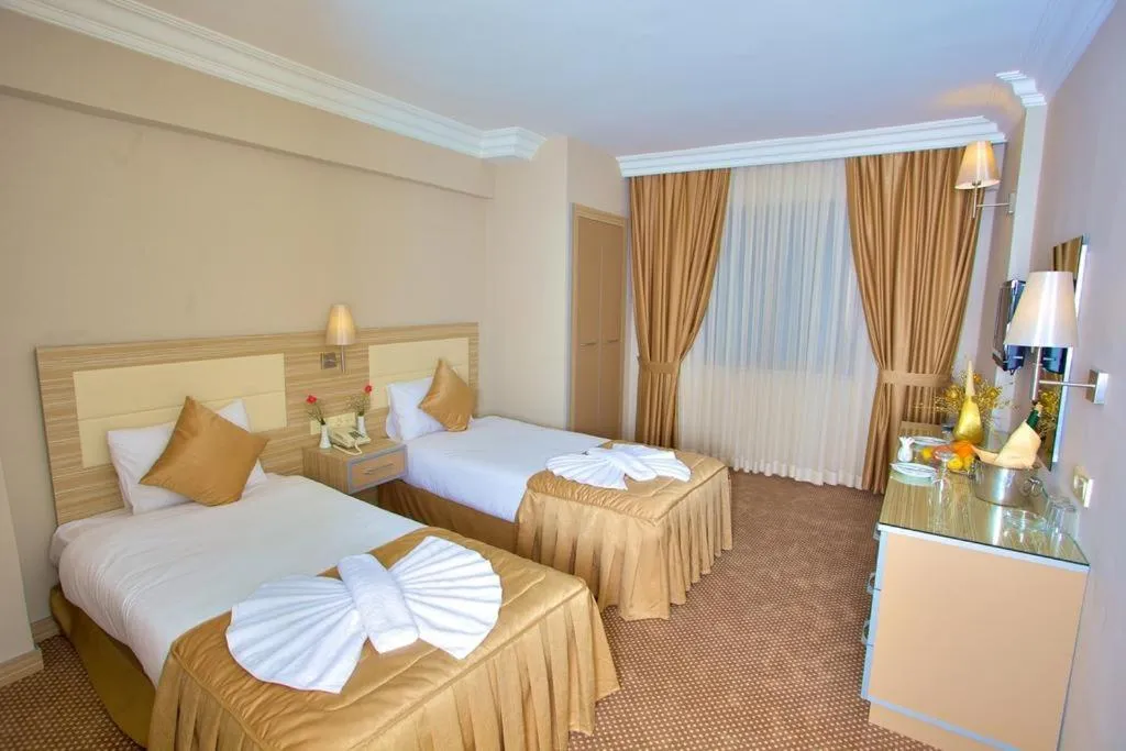 Photo of the whole room, Bed in Laleli Emin Hotel