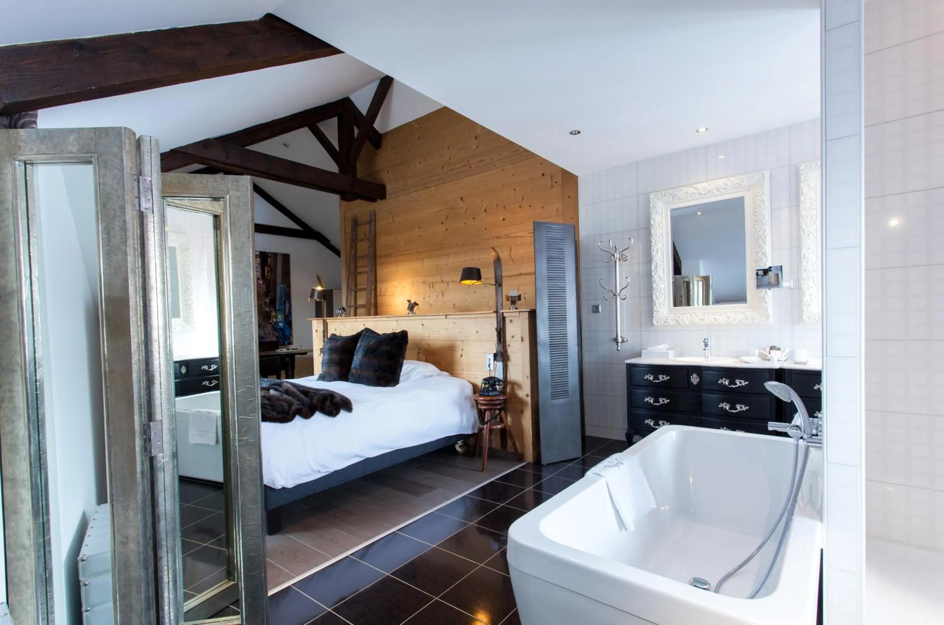 Photo of the whole room, Bed in Auberge De Maison Rouge