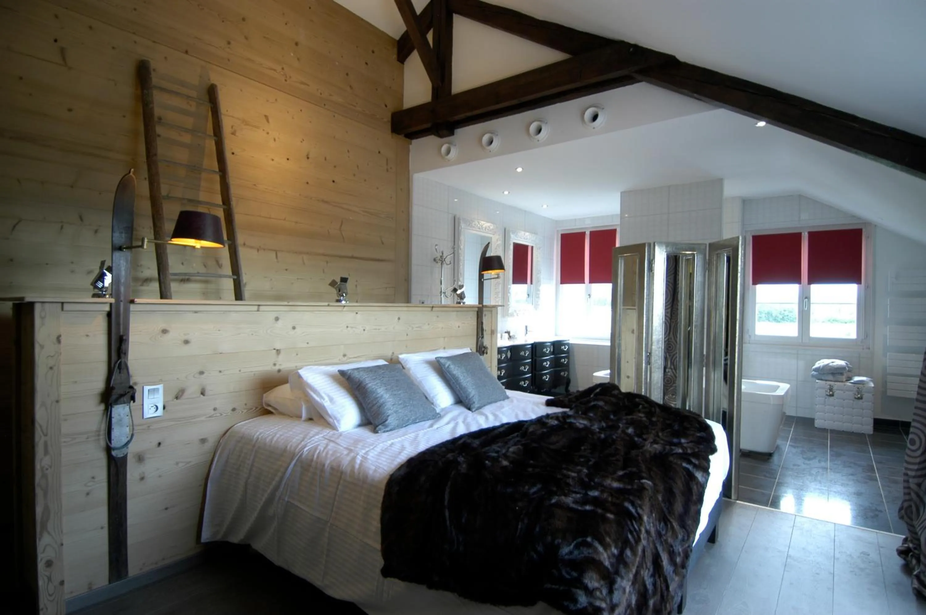 Photo of the whole room, Bed in Auberge De Maison Rouge