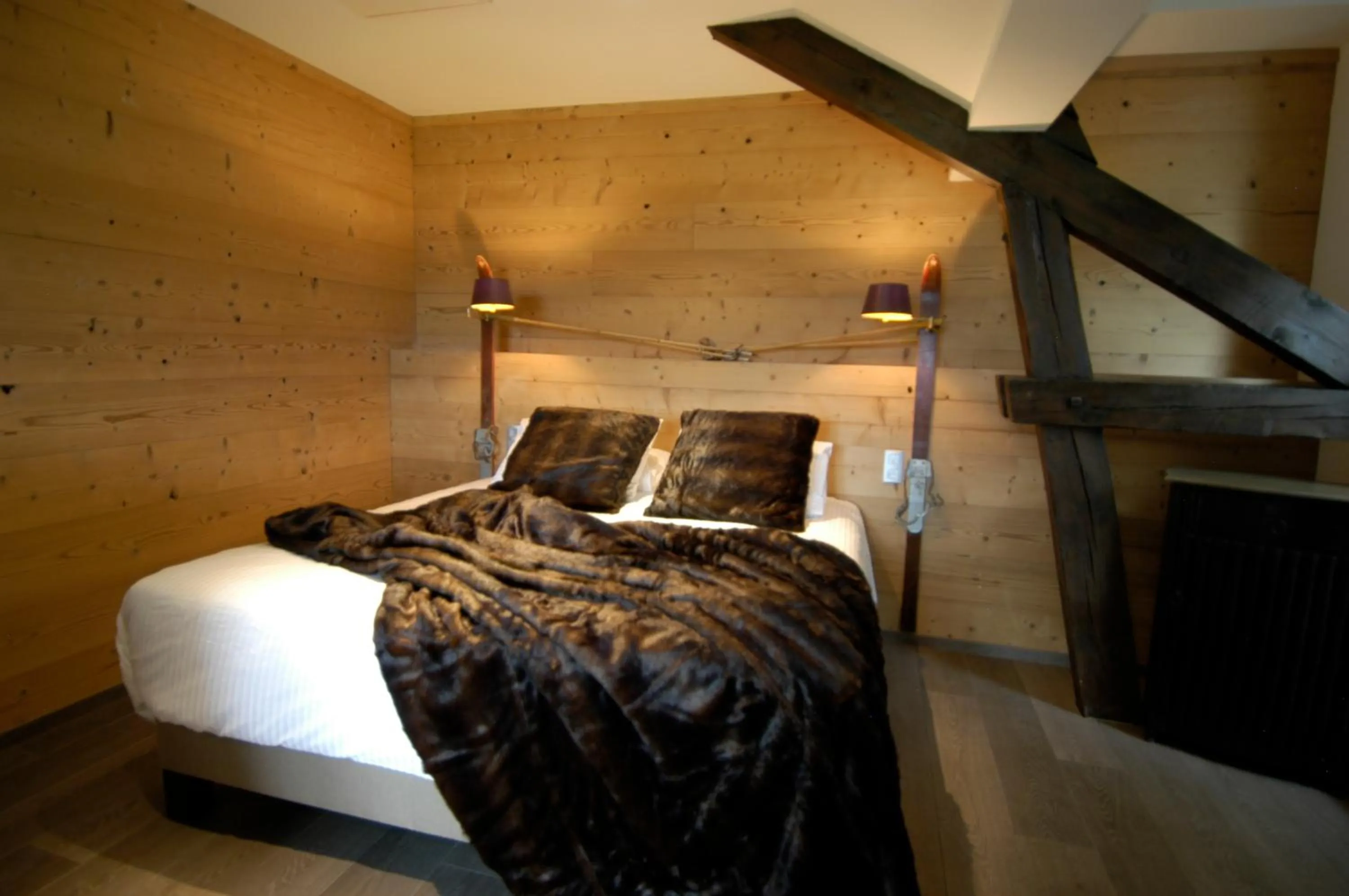 Photo of the whole room, Bed in Auberge De Maison Rouge