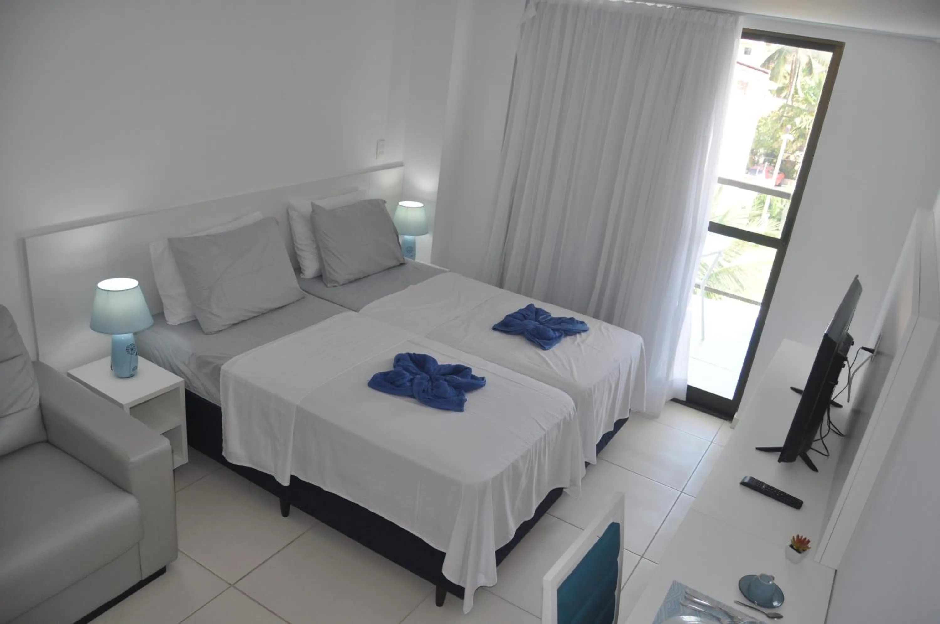 Bed in Laguna Beach Flat - LUXO