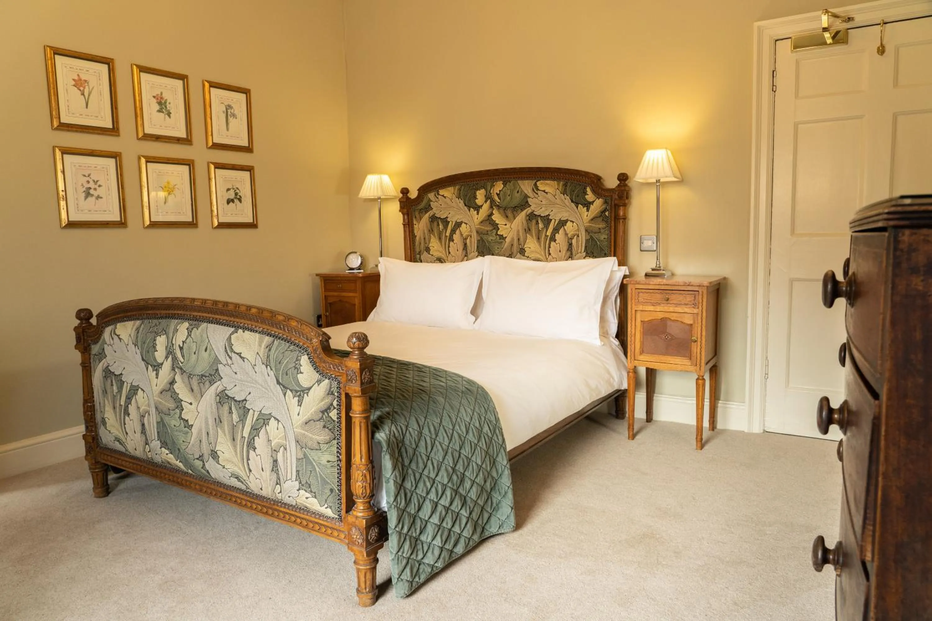 Bed in Grays Court Hotel