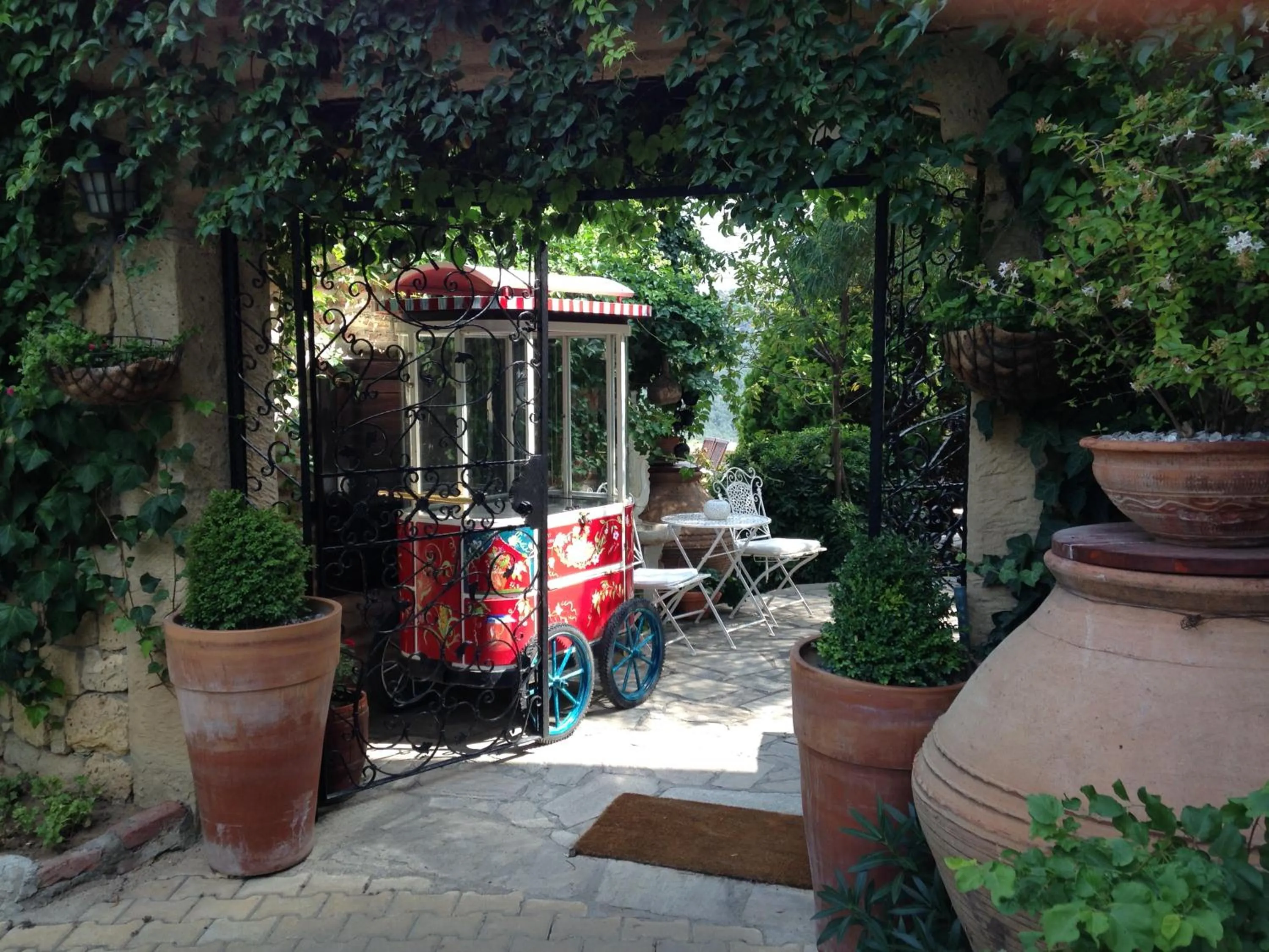 Facade/entrance in Manici Kasri