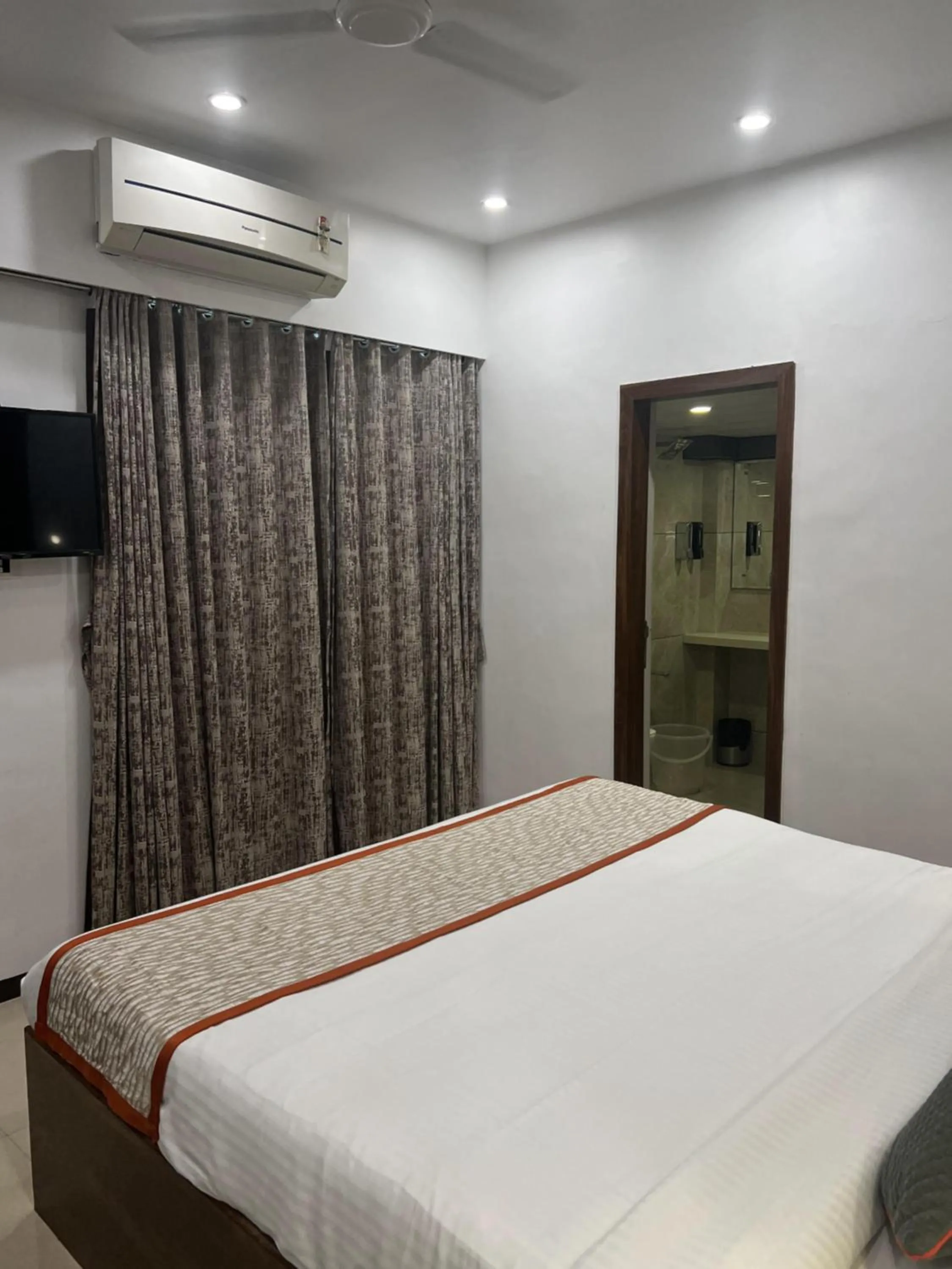Bed in Hotel Supreme - Cuffe Parade