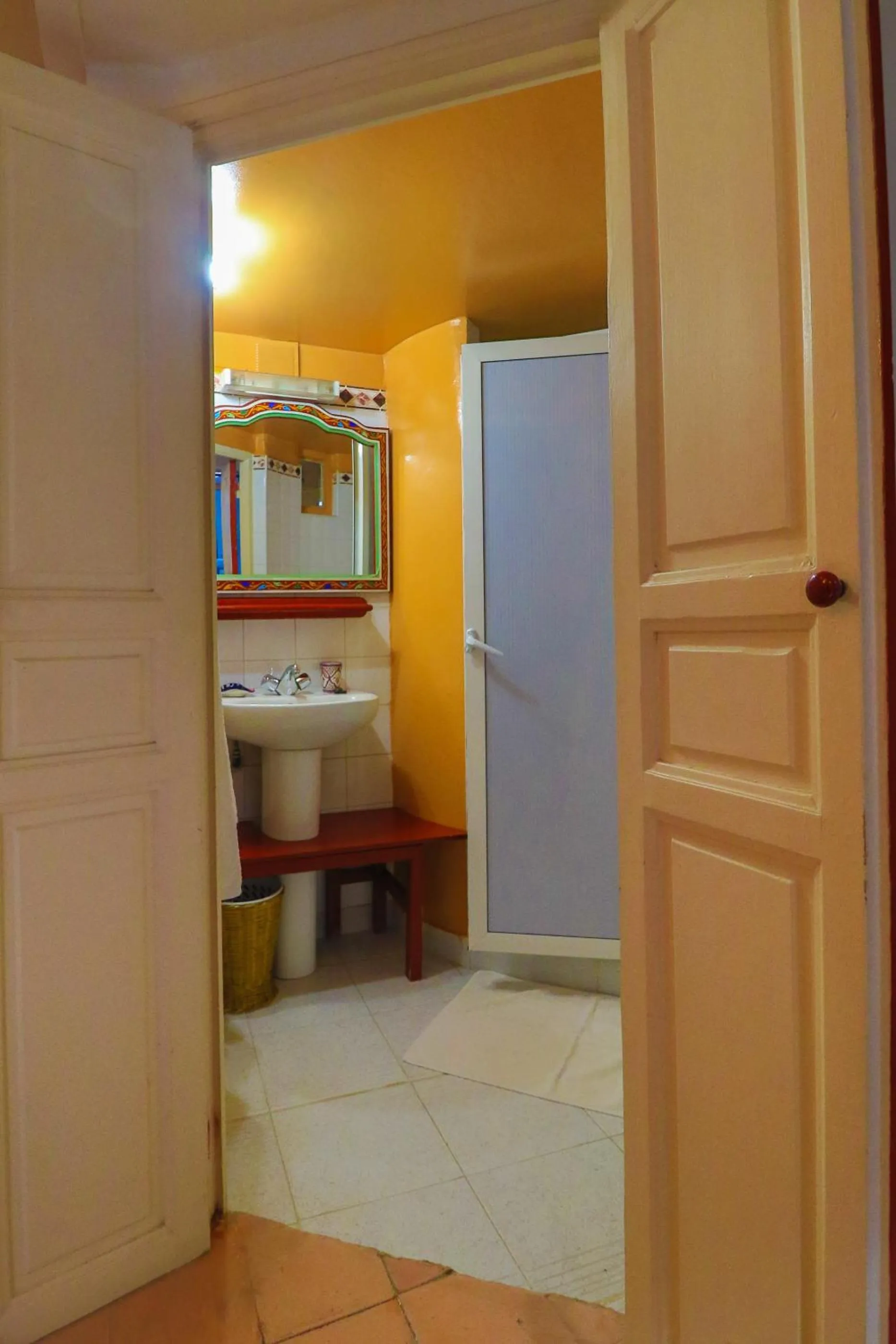 Shower in Les Matins Bleus