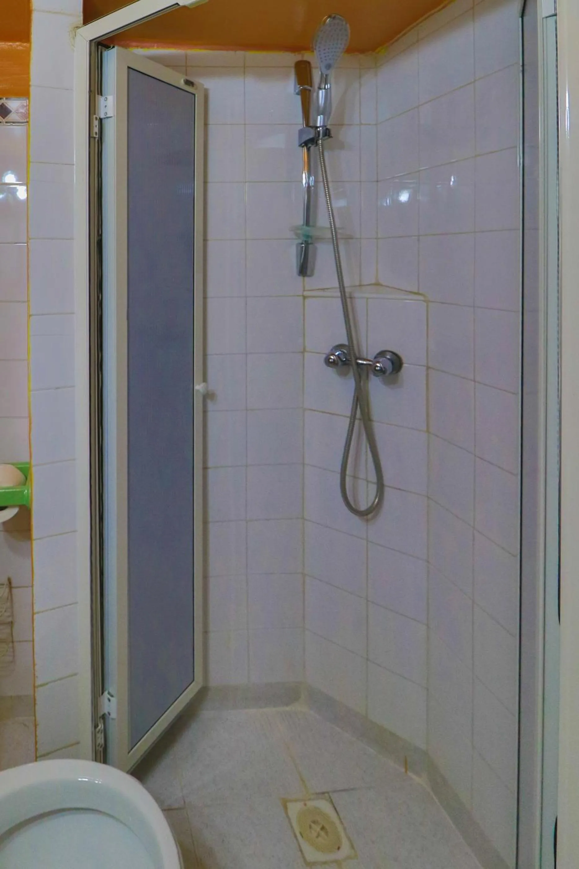 Shower in Les Matins Bleus