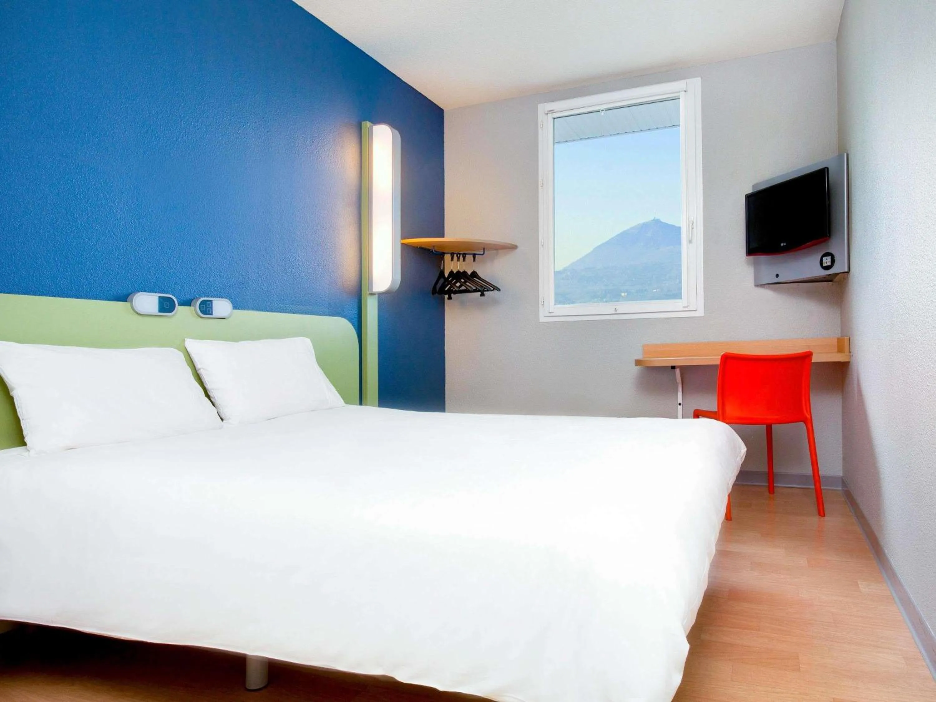 Bedroom, Bed in ibis budget Clermont Ferrand Nord Riom