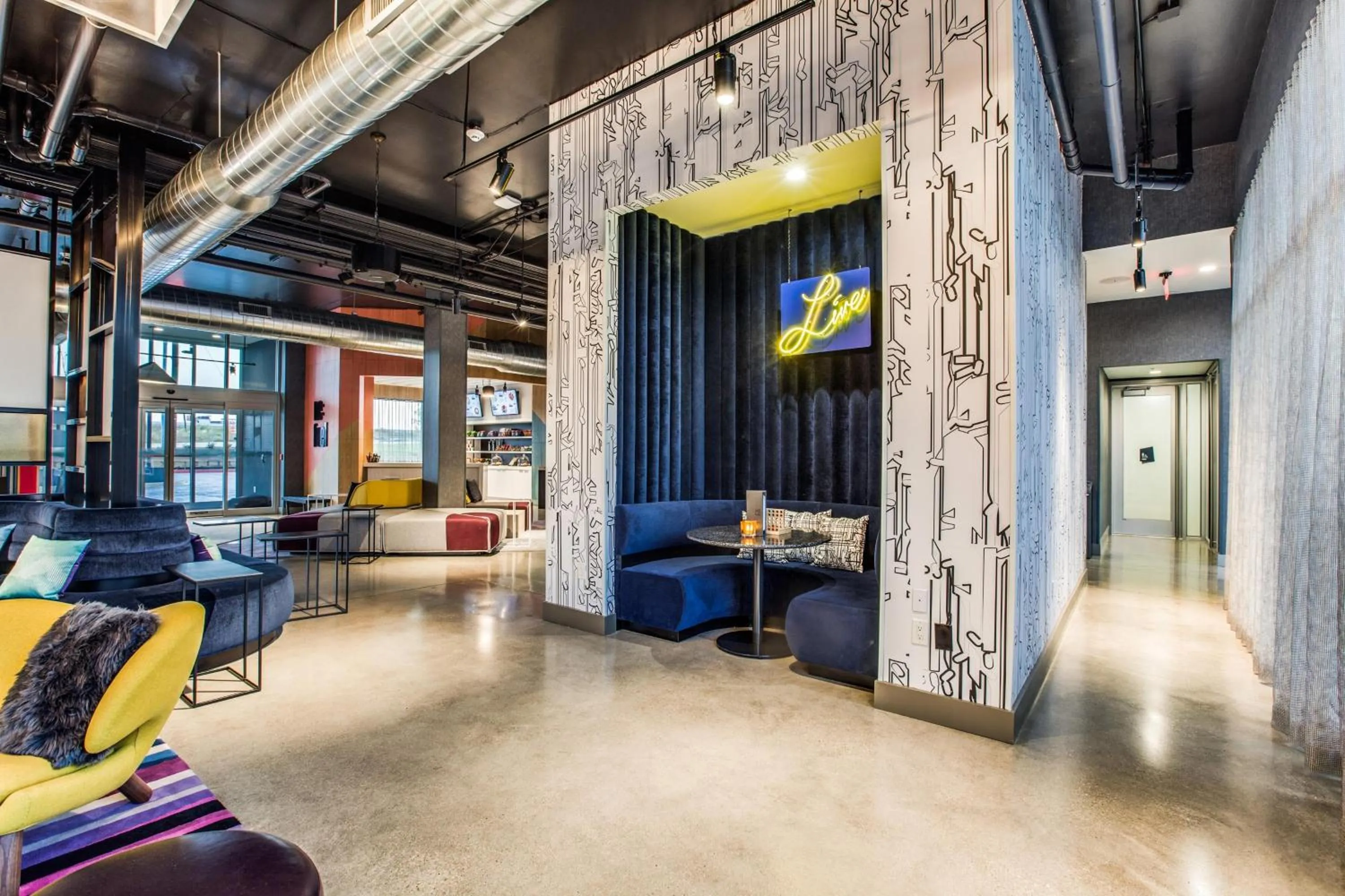Lounge or bar in Aloft Dallas Arlington Entertainment District
