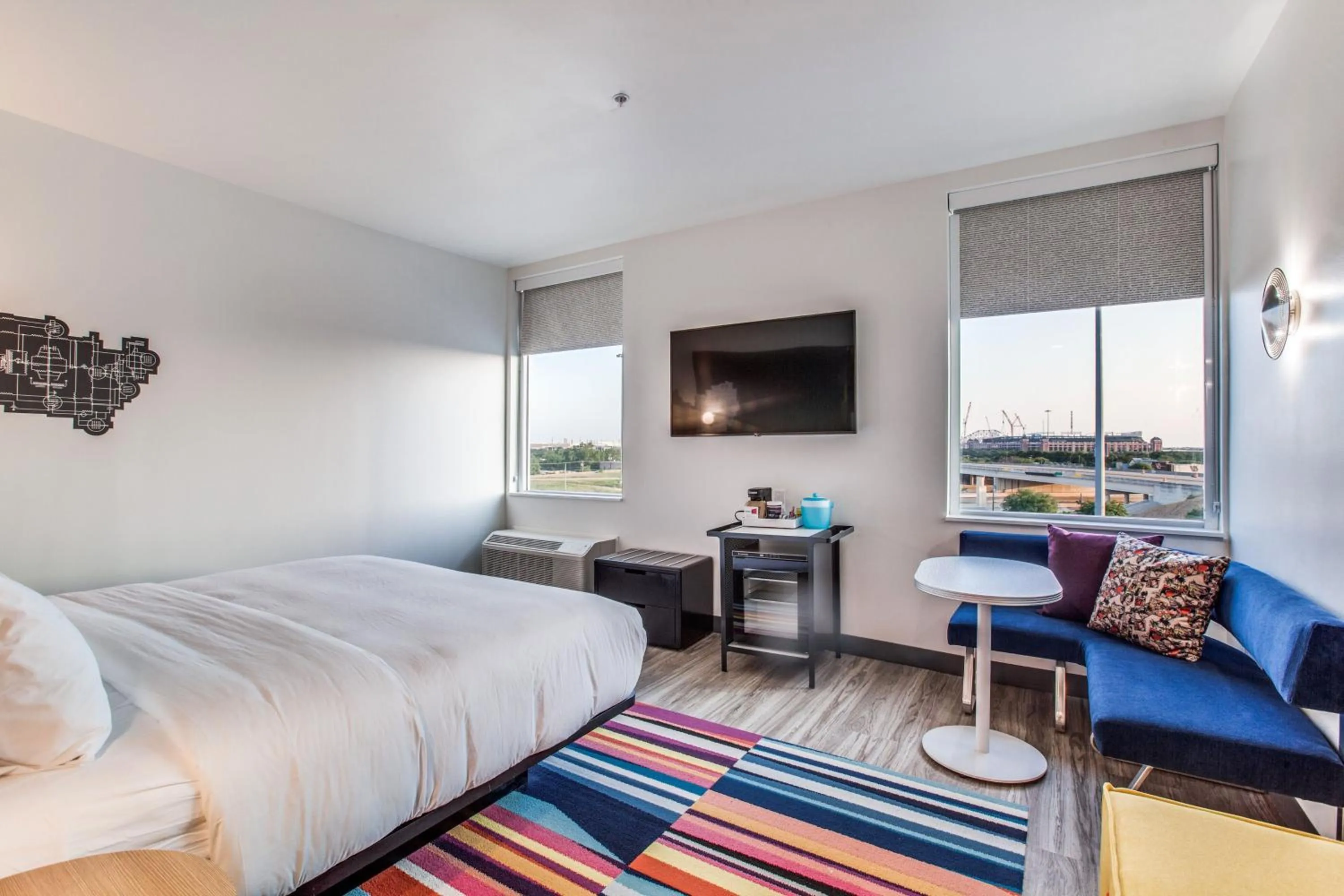 Photo of the whole room, Bed in Aloft Dallas Arlington Entertainment District