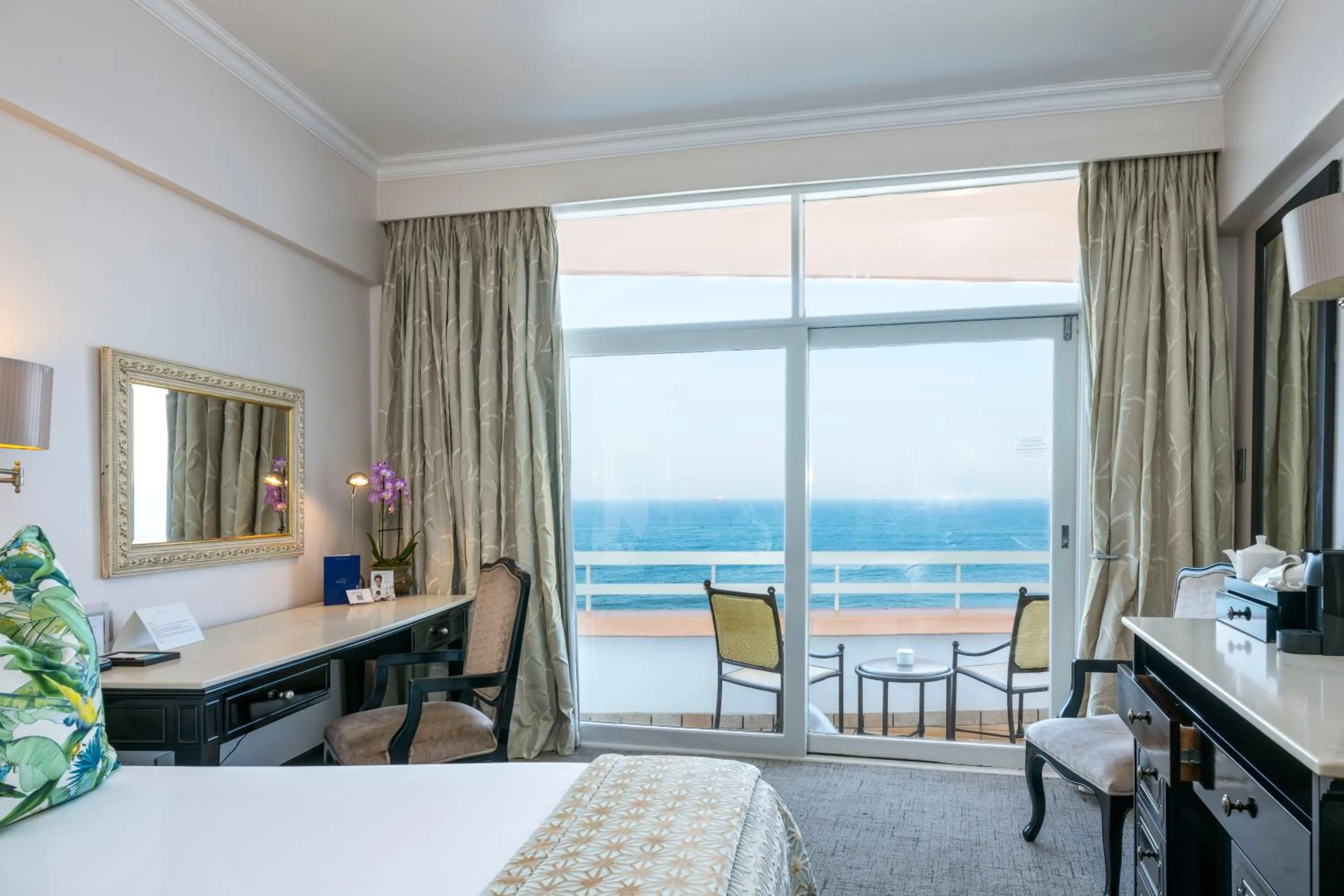 Balcony/Terrace, Bed in Beverly Hills