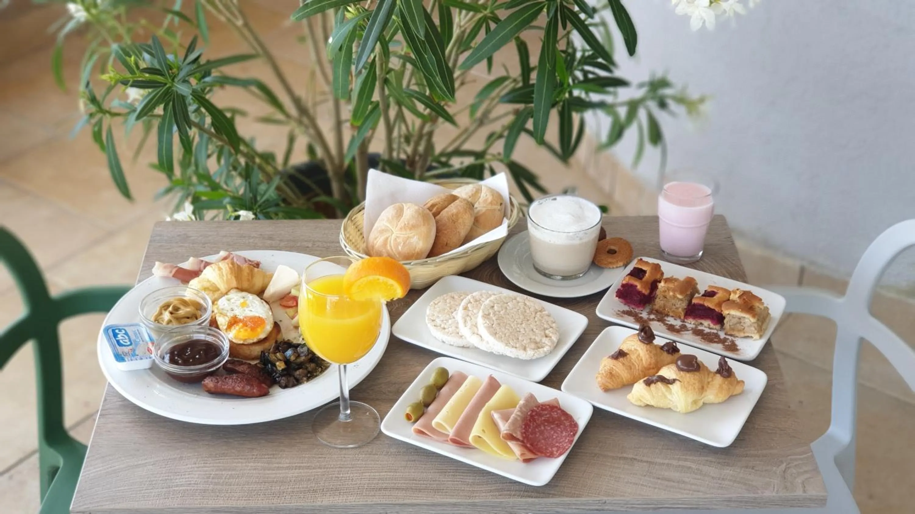 Food and drinks in Hotel Plaza