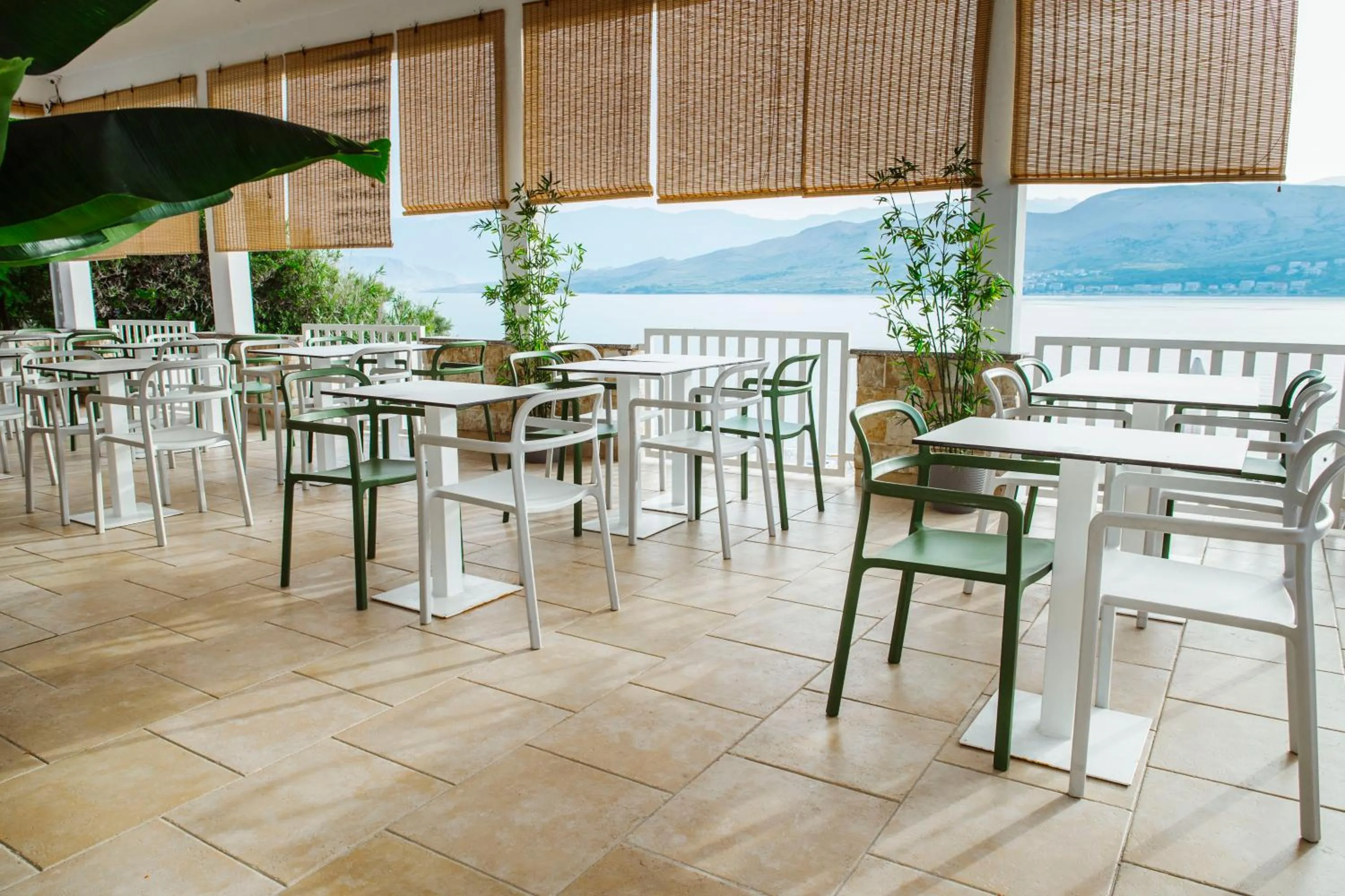 Restaurant/places to eat in Hotel Plaza