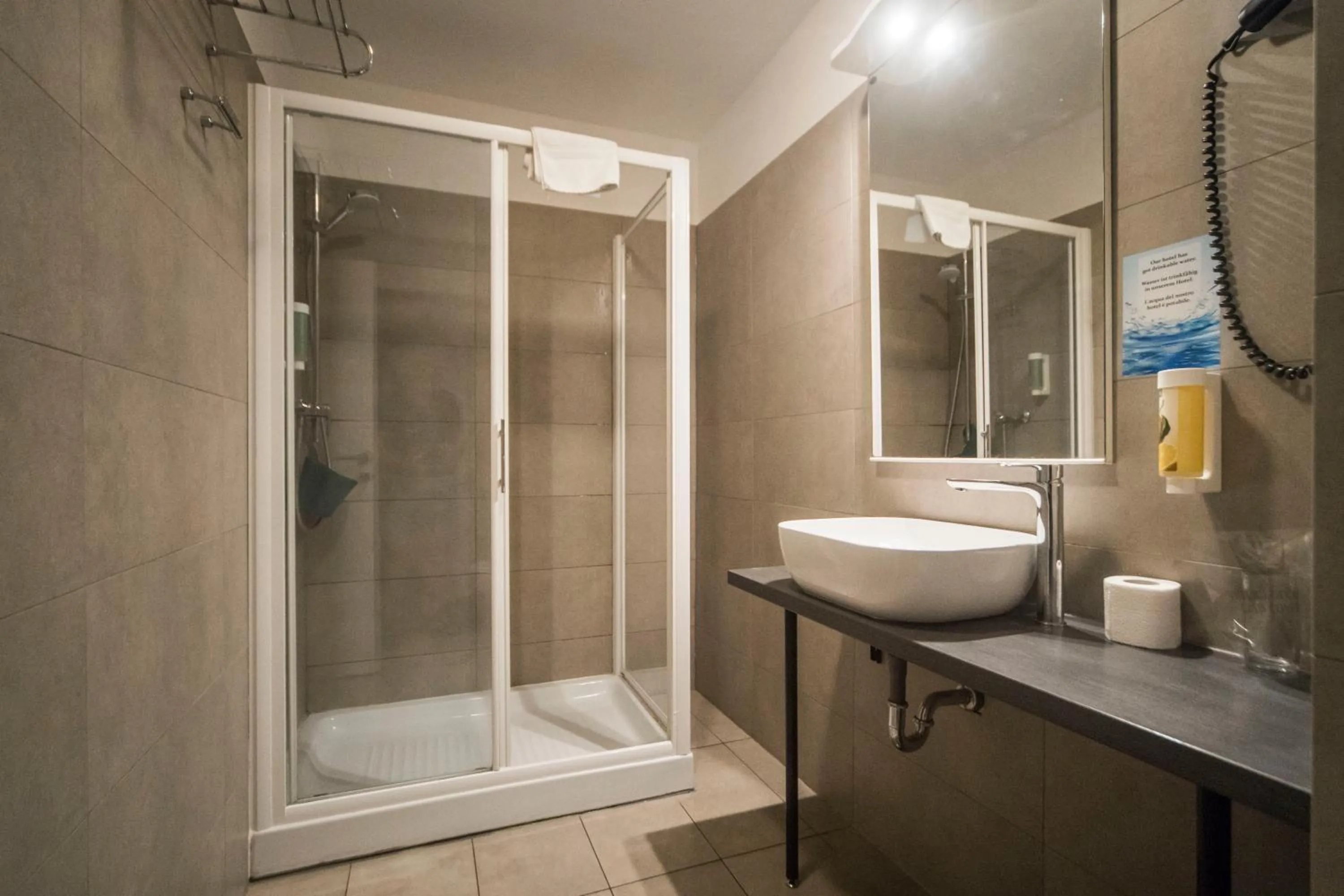 Shower in Hotel Plaza