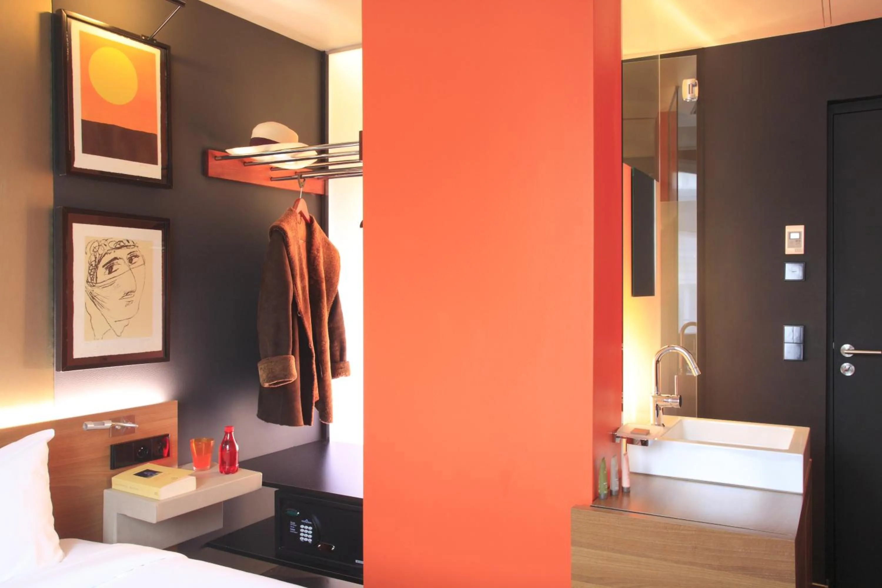 Shower, Bed in Fred'Hotel