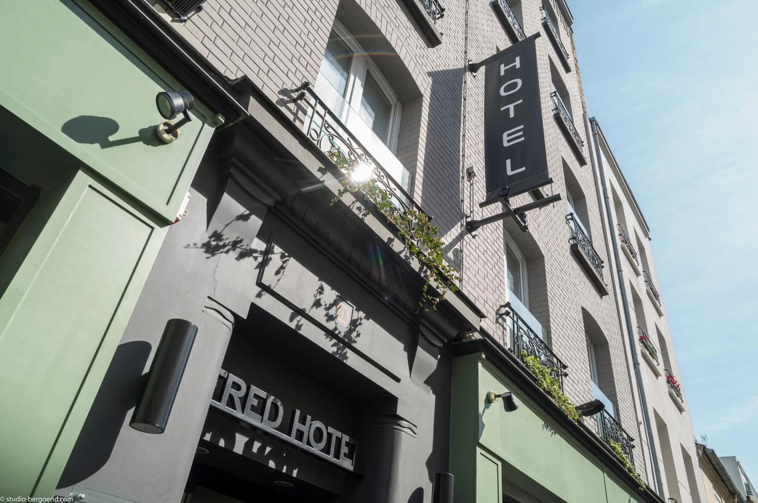 Property building in Fred'Hotel