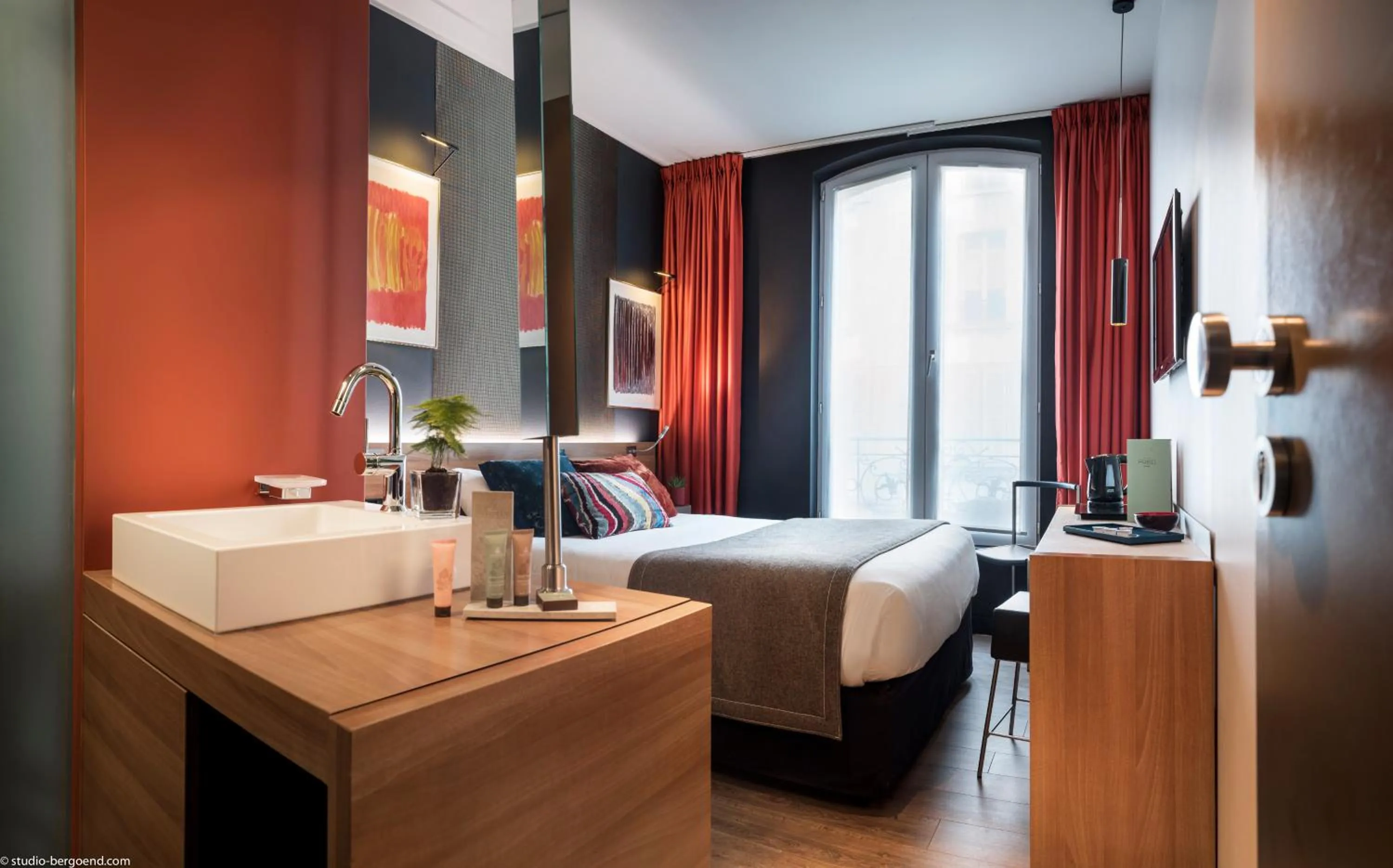 Photo of the whole room, Bed in Fred'Hotel