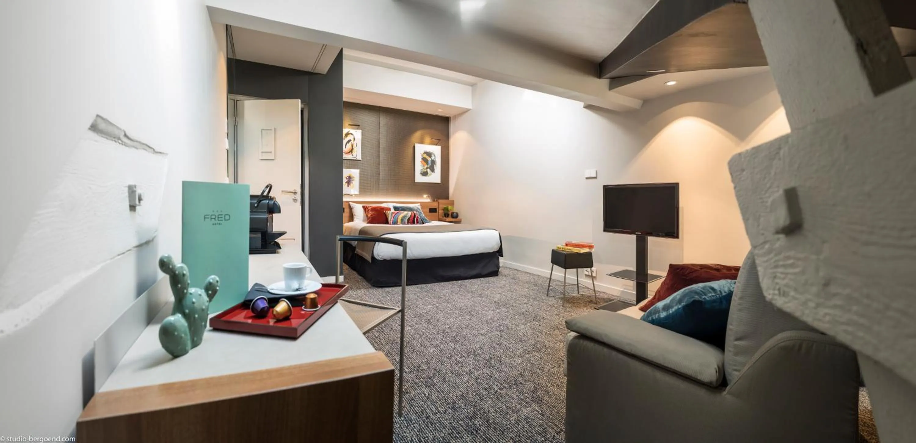 Shower, Bed in Fred'Hotel