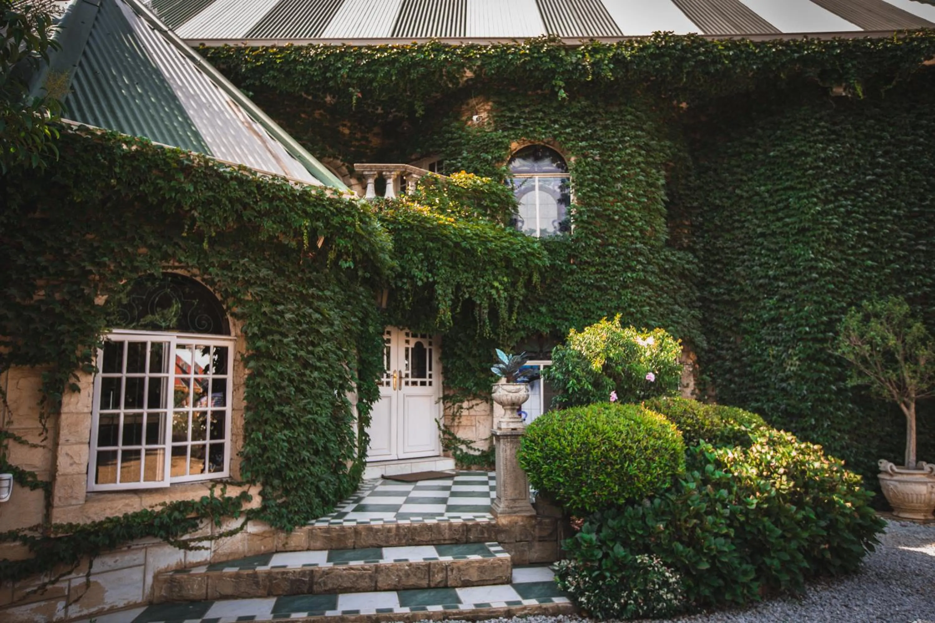 Property building in Schoon Huis Manor