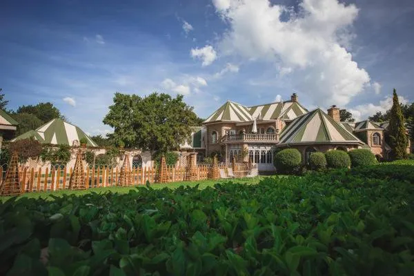 Property building in Schoon Huis Manor