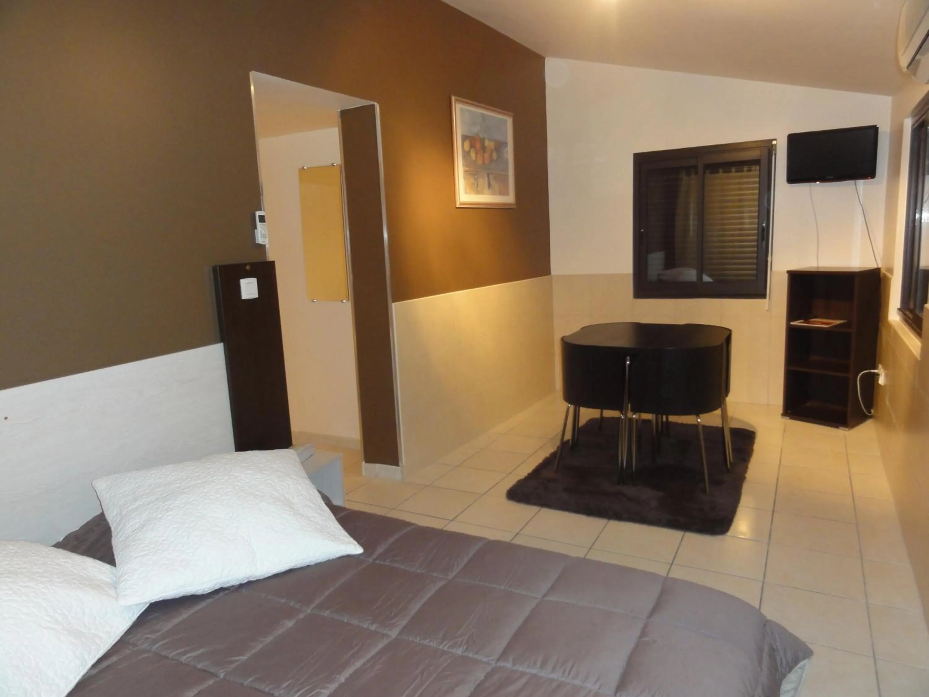 Dining area, Bed in Hôtel L'Hacienda